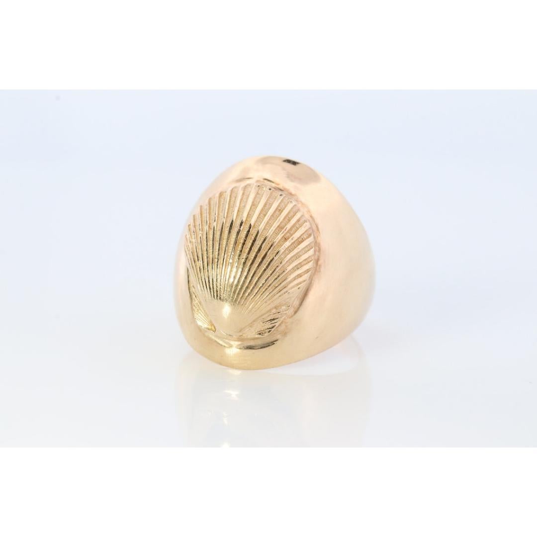 Bague en or jaune 14 carats avec gravure en forme de SHELL lourd. Bague signée SEASHELL Clam en or jaune 14 carats 5