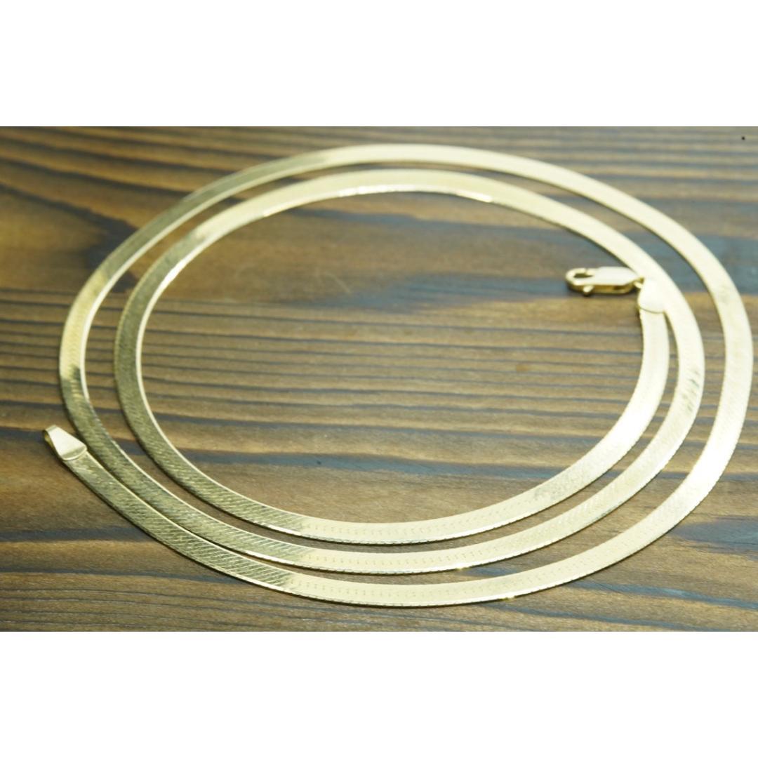 Vintage degli anni '90
Materiali: Oro
Chiusura: Artiglio d'aragosta
Stile della catena: A spina di pesce

Lunghezza della collana: 29 pollici

Collana a spina di pesce molto pesante e lunga.

Lucentezza elevata.

4 mm di larghezza
Lunghezza 29