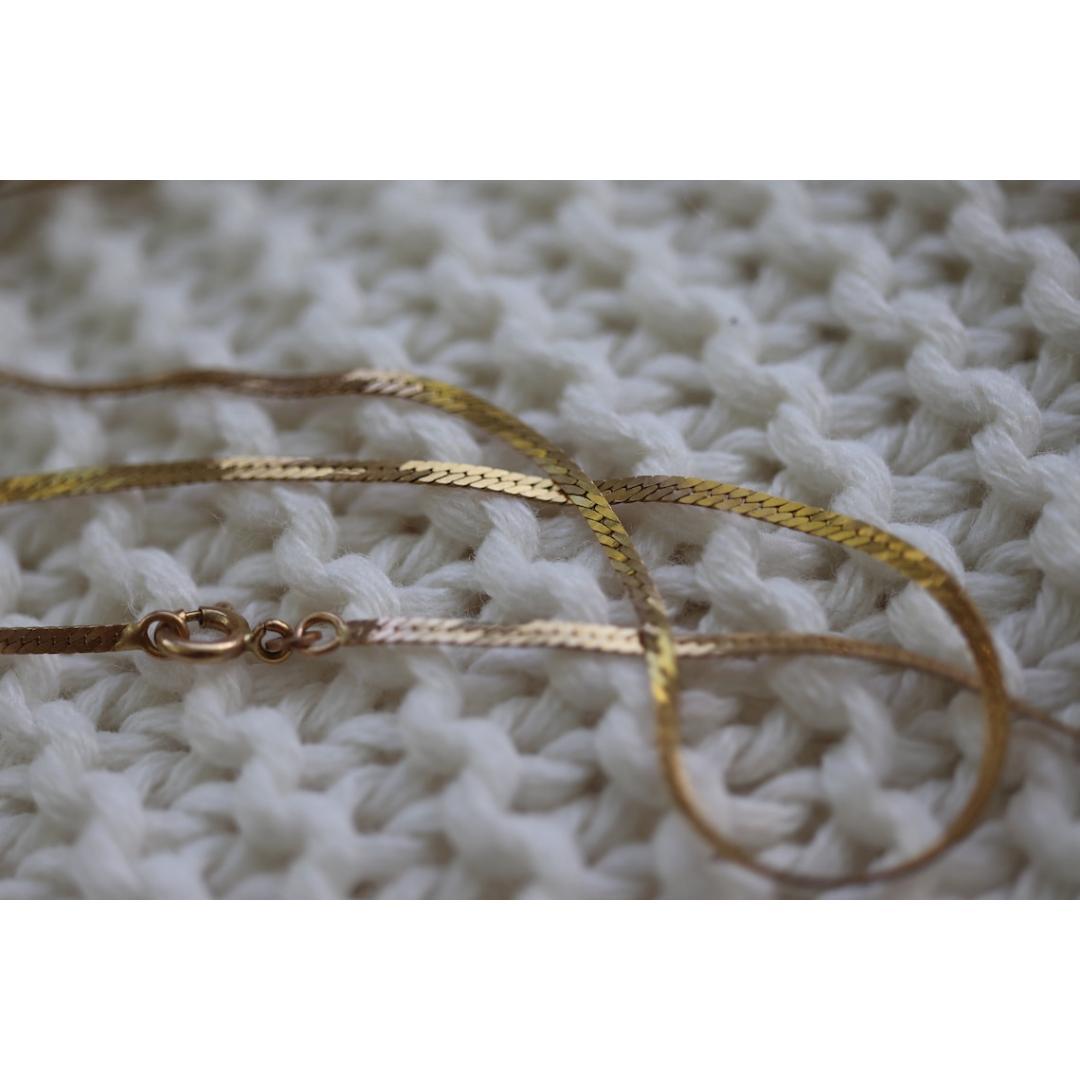 Vintage By aus den 1990er Jahren
MATERIALIEN: Gold
Verschluss: Karabinerhaken
Stil der Kette: Herringbone

Länge der Halskette: 30 Zoll

Schöne Fischgräten-Halskette.

Extra lang mit 30 Zoll.

2 mm breit
5,9 Gramm insgesamt.
Hergestellt in Italien.