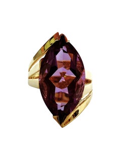 Anillo de oro amarillo de 14 quilates con acabado muy brillante, con una amatista talla marquesa de 3,60 quilates, talla 6