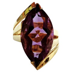 Anillo de oro amarillo de 14 quilates con acabado muy brillante, con una amatista talla marquesa de 3,60 quilates, talla 6