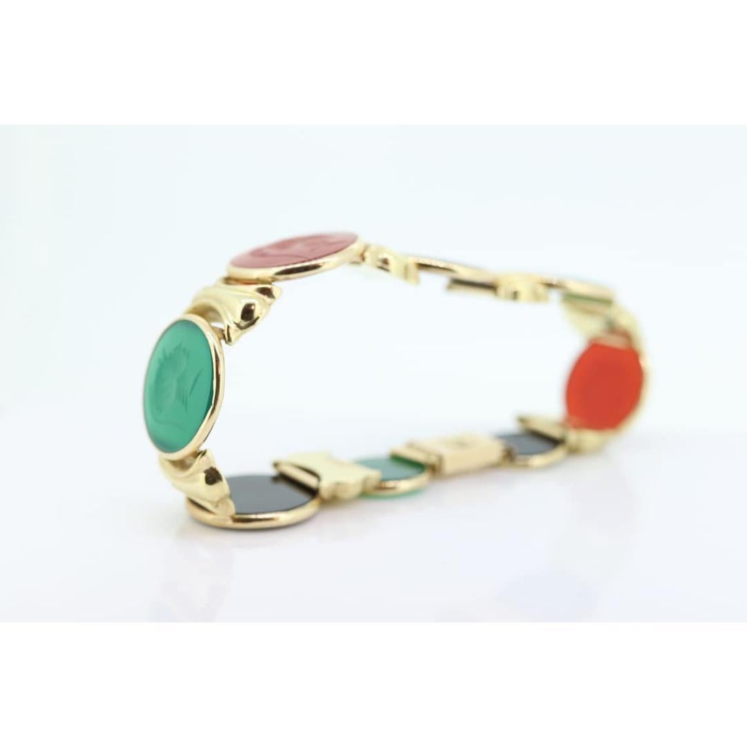 Vintage By aus den 1930er Jahren
MATERIALIEN: Stein

Stil des Schmucks: Art deco

Intaglio römischer Soldat oder Krieger Köpfe Armband. Mehrfarbiger Onyx, Chalcedon und Karneol.

Zustand: Wurde nicht gereinigt oder poliert.

Einzelheiten:
25,3 Gramm
