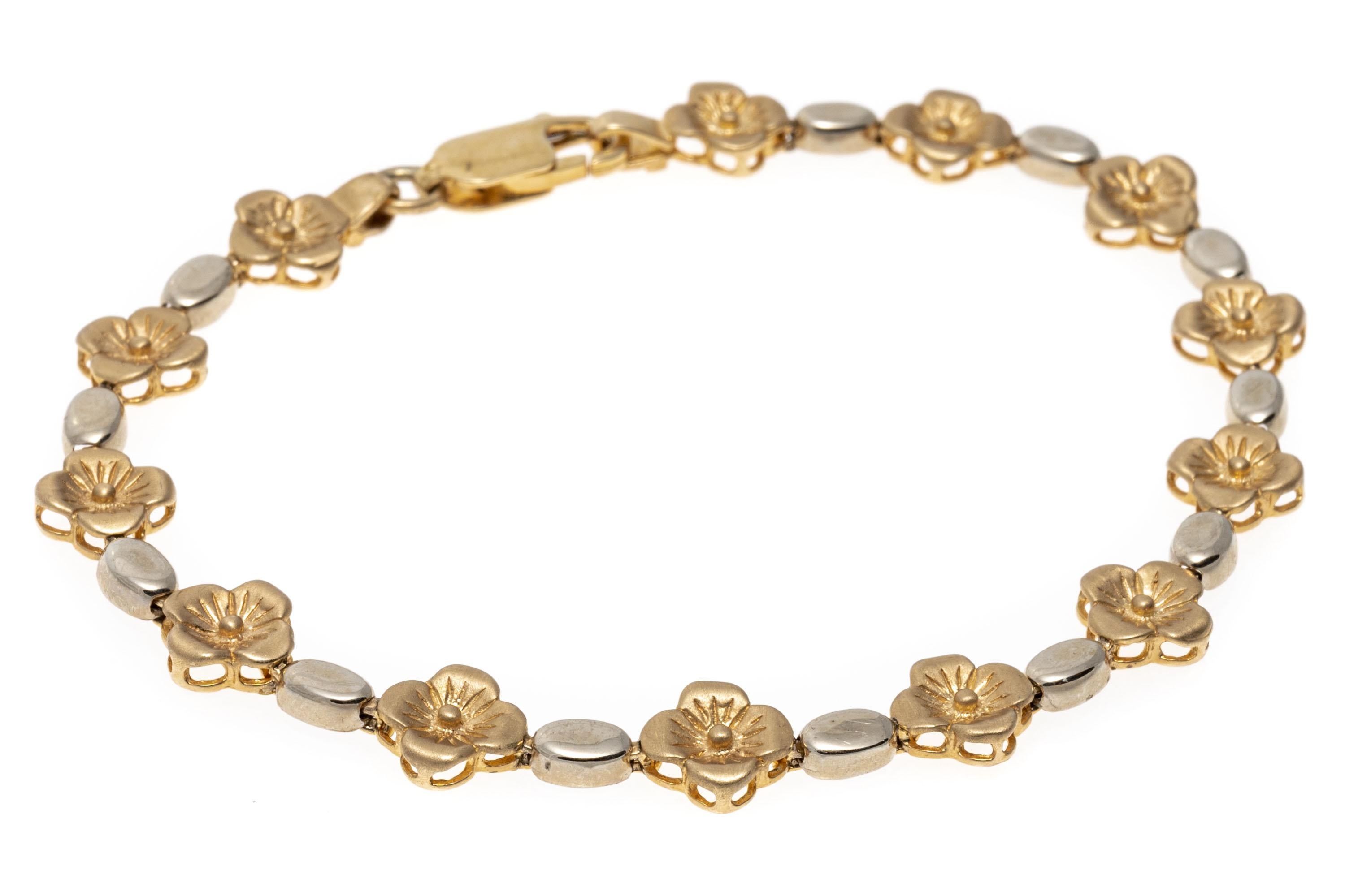 Bracelet à maillons en or jaune et blanc 14 carats avec fleurs brossées et polies Pour femmes en vente
