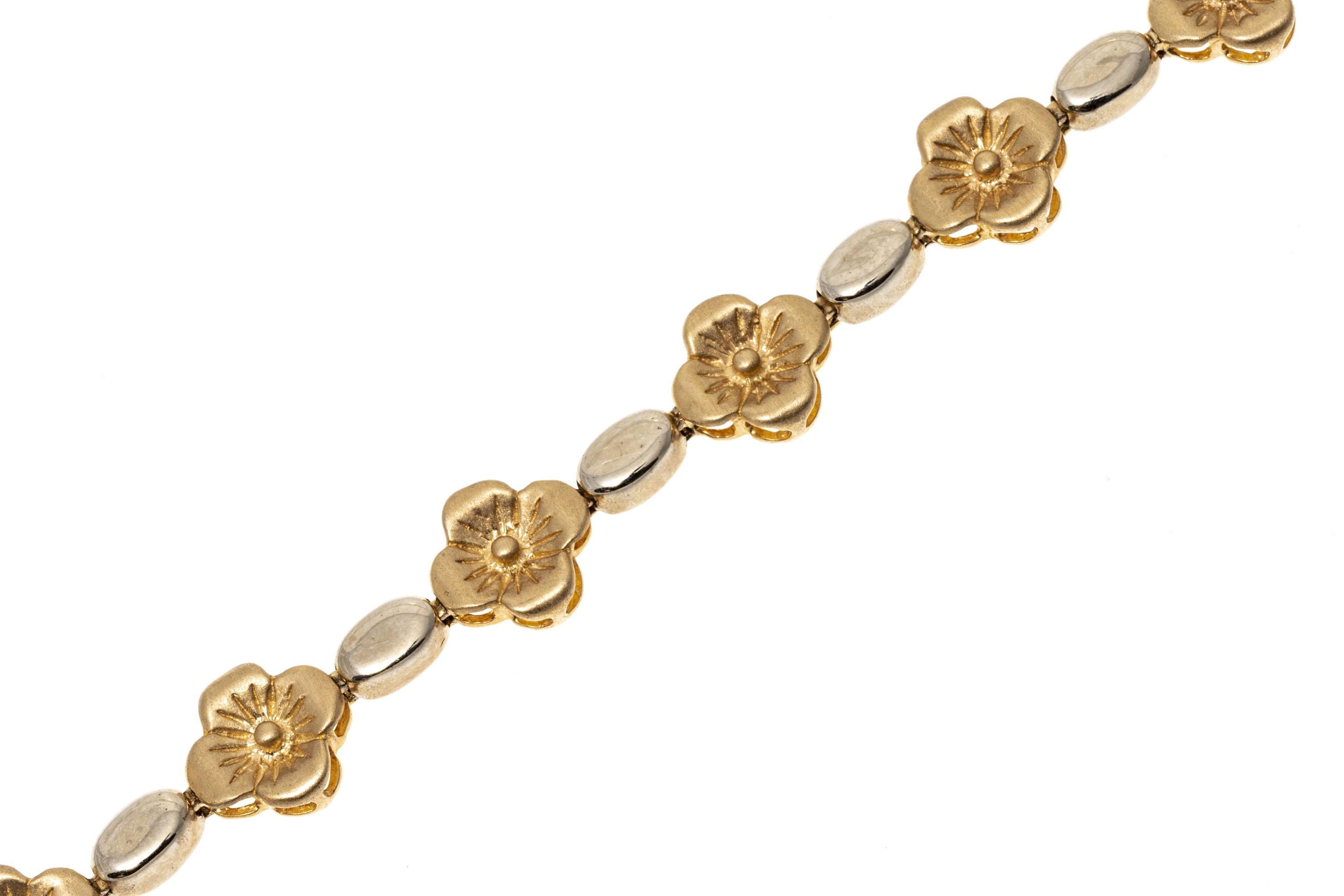 Bracelet à maillons en or jaune et blanc 14 carats avec fleurs brossées et polies en vente 1