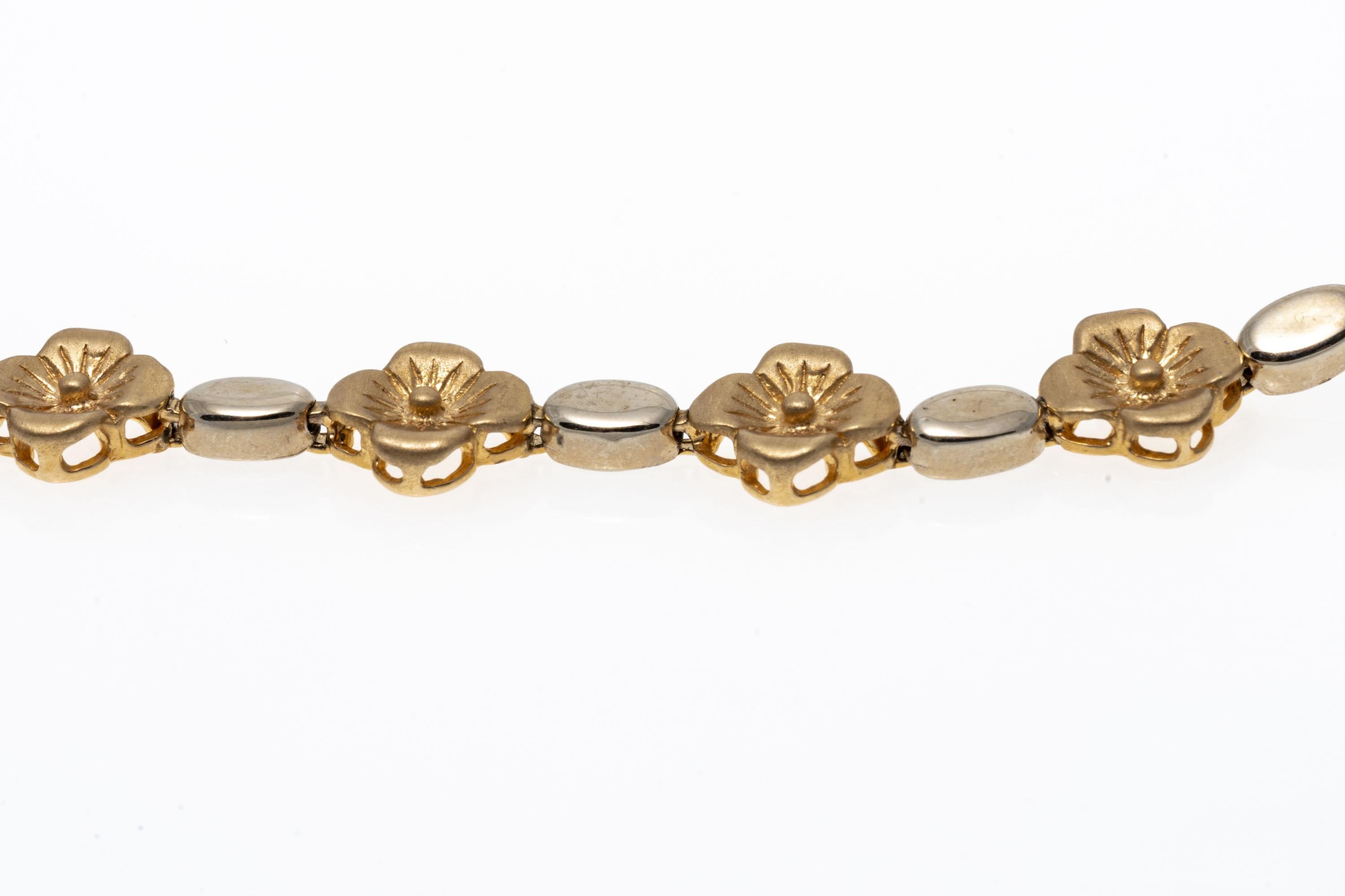 Bracelet à maillons en or jaune et blanc 14 carats avec fleurs brossées et polies en vente 2