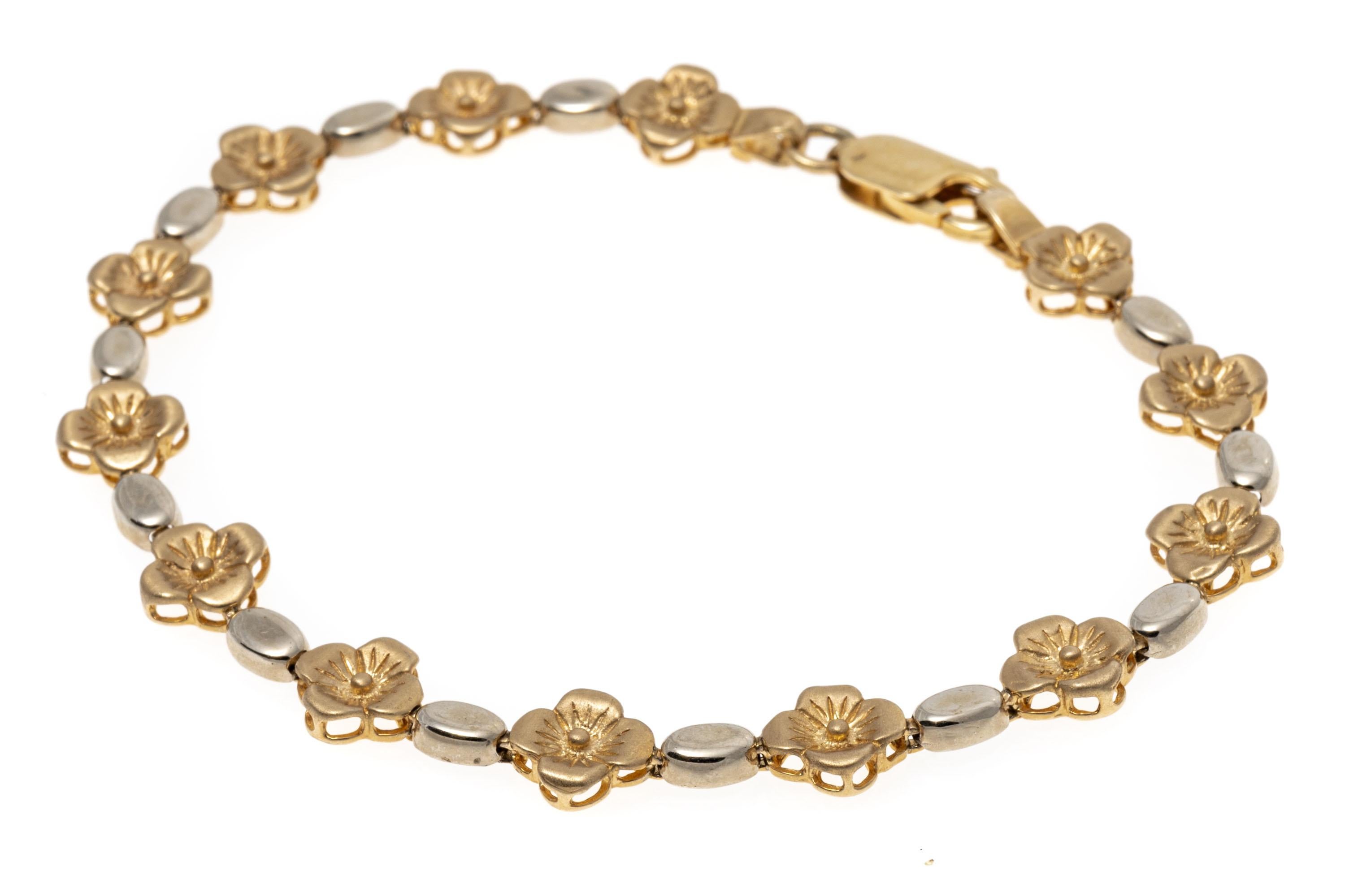 Bracelet à maillons en or jaune et blanc 14 carats avec fleurs brossées et polies en vente 3