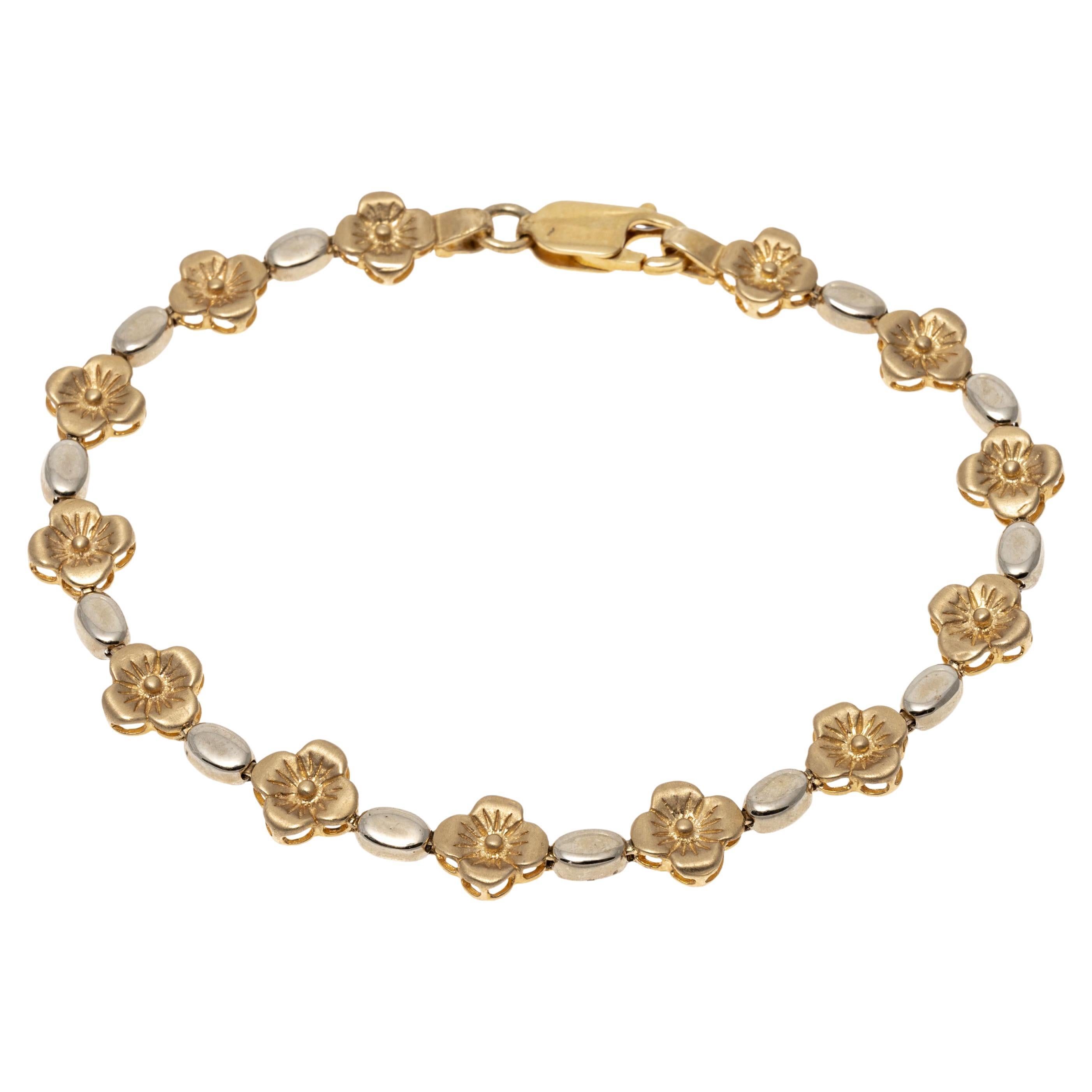 Bracelet à maillons en or jaune et blanc 14 carats avec fleurs brossées et polies en vente