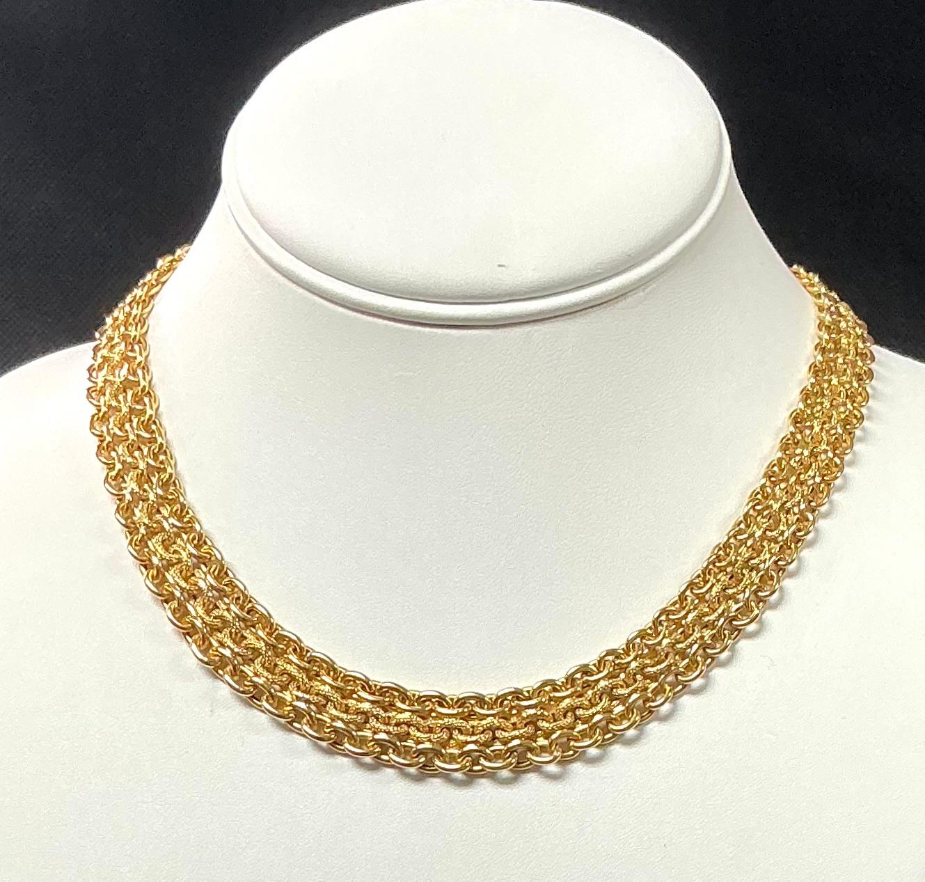 Precioso y pesado collar de malla ancha con cadena de eslabones de oro italiano de 14 quilates. El collar mide 17 pulgadas. Lleva la marca 14k Italia y pesa 30,8 gramos. Cualquier oscuridad en el collar se debe al reflejo de la cámara. Este hermoso