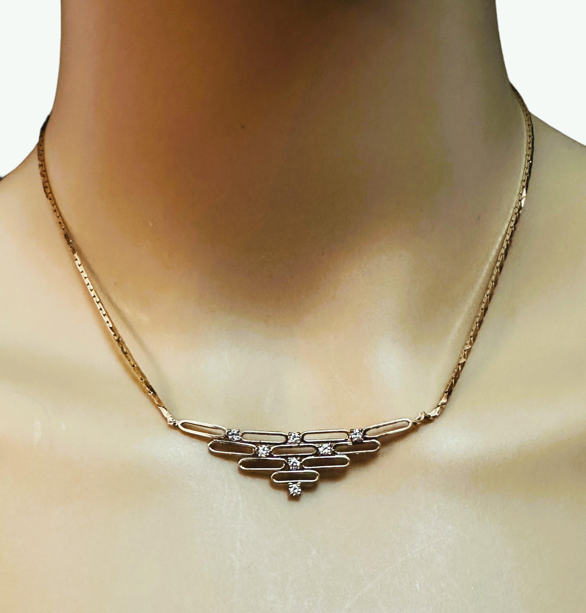 Ich liebe diese Halskette einfach!  Das Design ist einfach so cool, und ich habe noch keine anderen dieser Art gesehen.  Er hat 7 Diamanten im Brillantschliff mit  2,0 x 2,0 x 1,5 mm.  Die Reinheit ist SI1 und die Farbe ist H.  Sie haben insgesamt