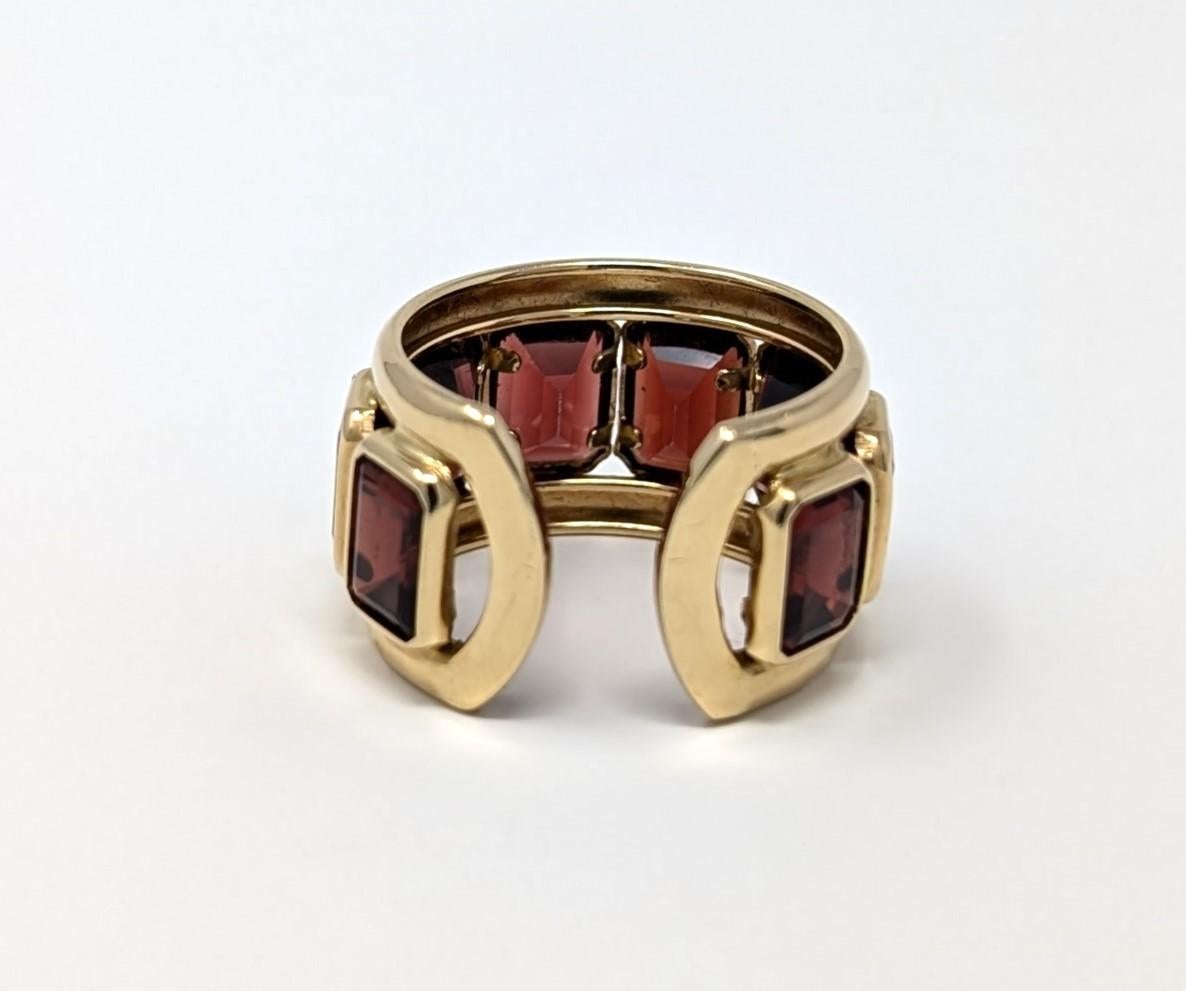 Taglio smeraldo Anello con granato in oro giallo 14k Italy Modernist Band Cuff Style Emerald Cut Taglia 8 in vendita