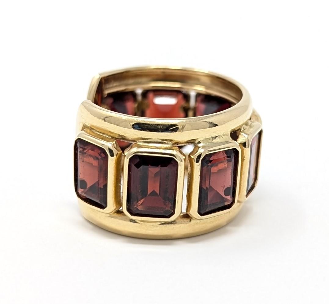 Anello con granato in oro giallo 14k Italy Modernist Band Cuff Style Emerald Cut Taglia 8 In condizioni buone in vendita a Greer, SC