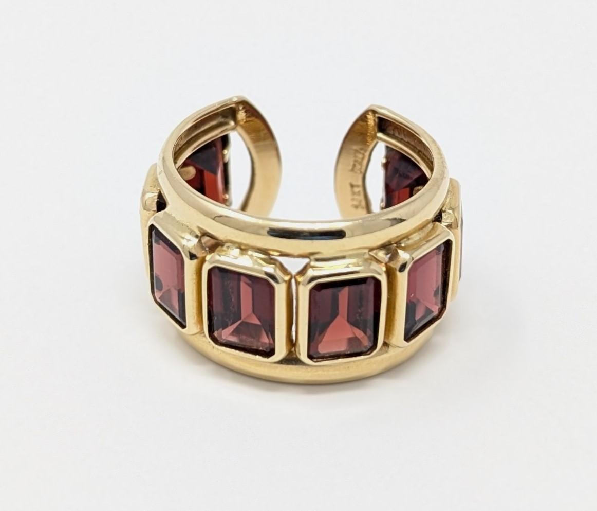 Anello con granato in oro giallo 14k Italy Modernist Band Cuff Style Emerald Cut Taglia 8 in vendita 3