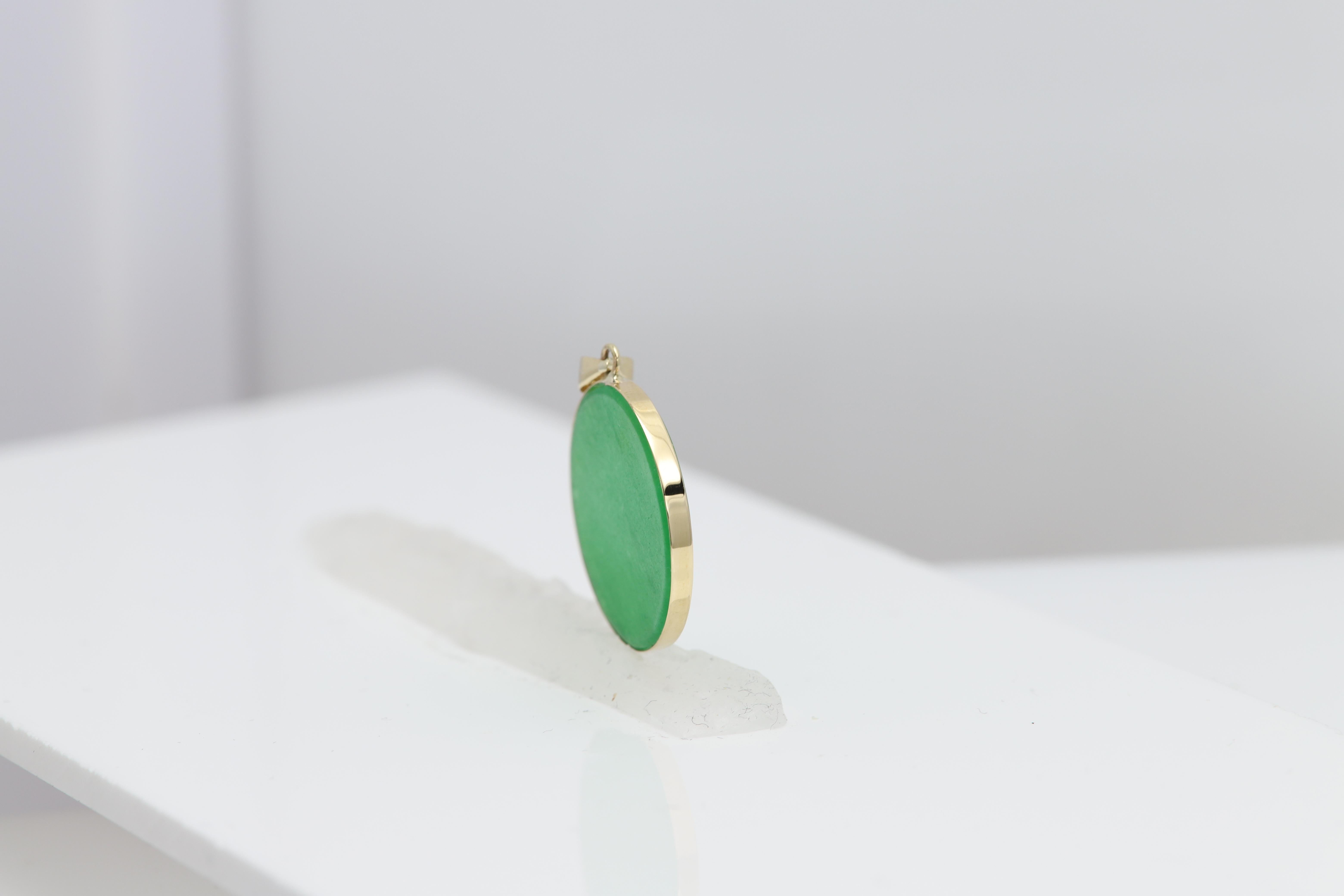 14k Jade Disc Pendant Yellow Gold Jade Pendant Jade Necklace In New Condition For Sale In Brooklyn, NY