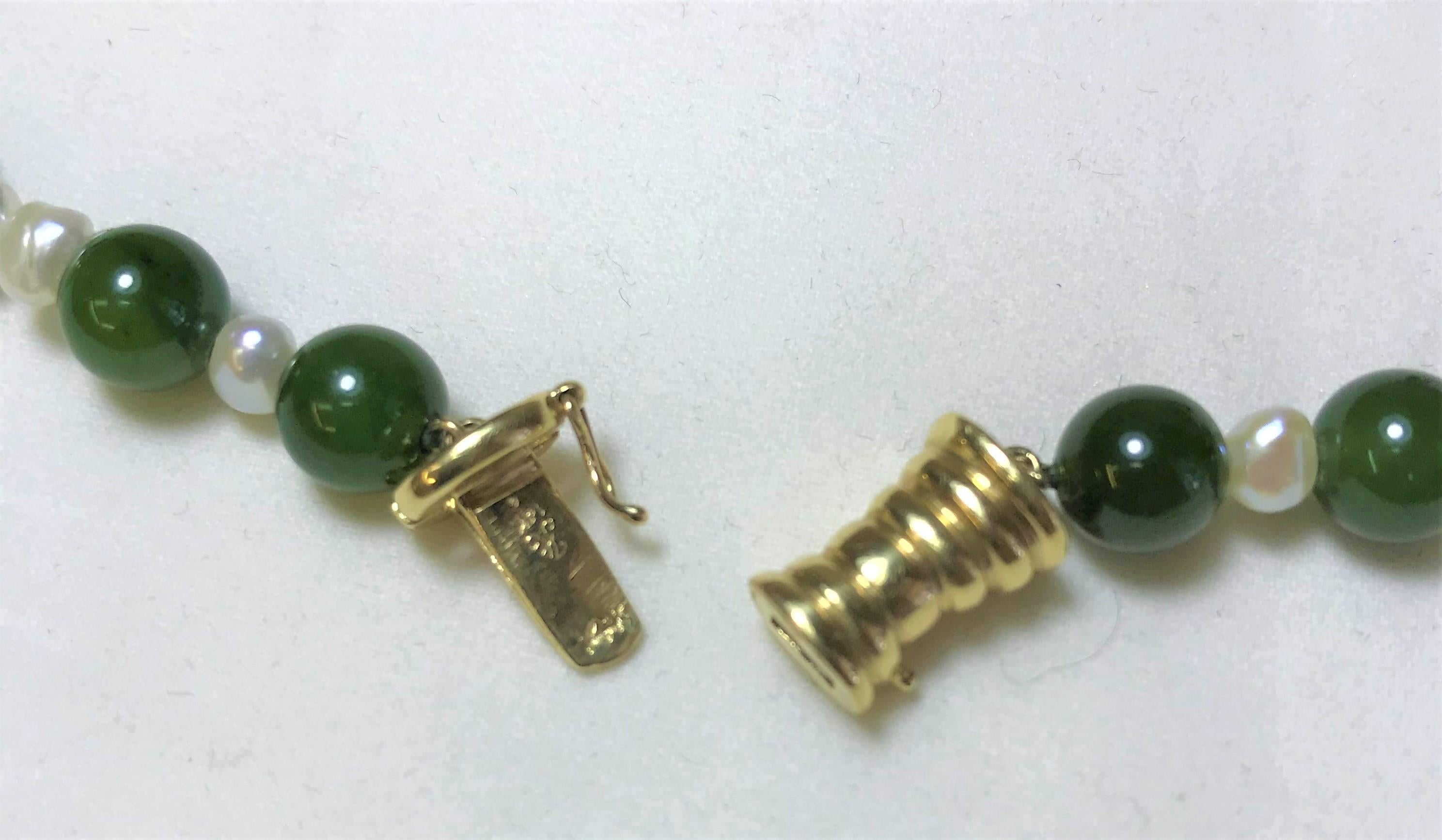 Questa bellissima collana di giadeite verde completa qualsiasi look.
36 perline rotonde di giadeite di circa 8 mm ciascuna
52 piccole perle di forma irregolare di circa 5mm x 3mm tra le perle di giadeite (1-2 perle tra ogni perla di