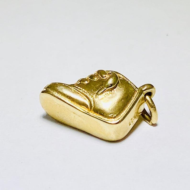 This James Avery baby bootie is precious! It is made of 14 karat yellow gold and is by the designer James Avery. It is stamped with 