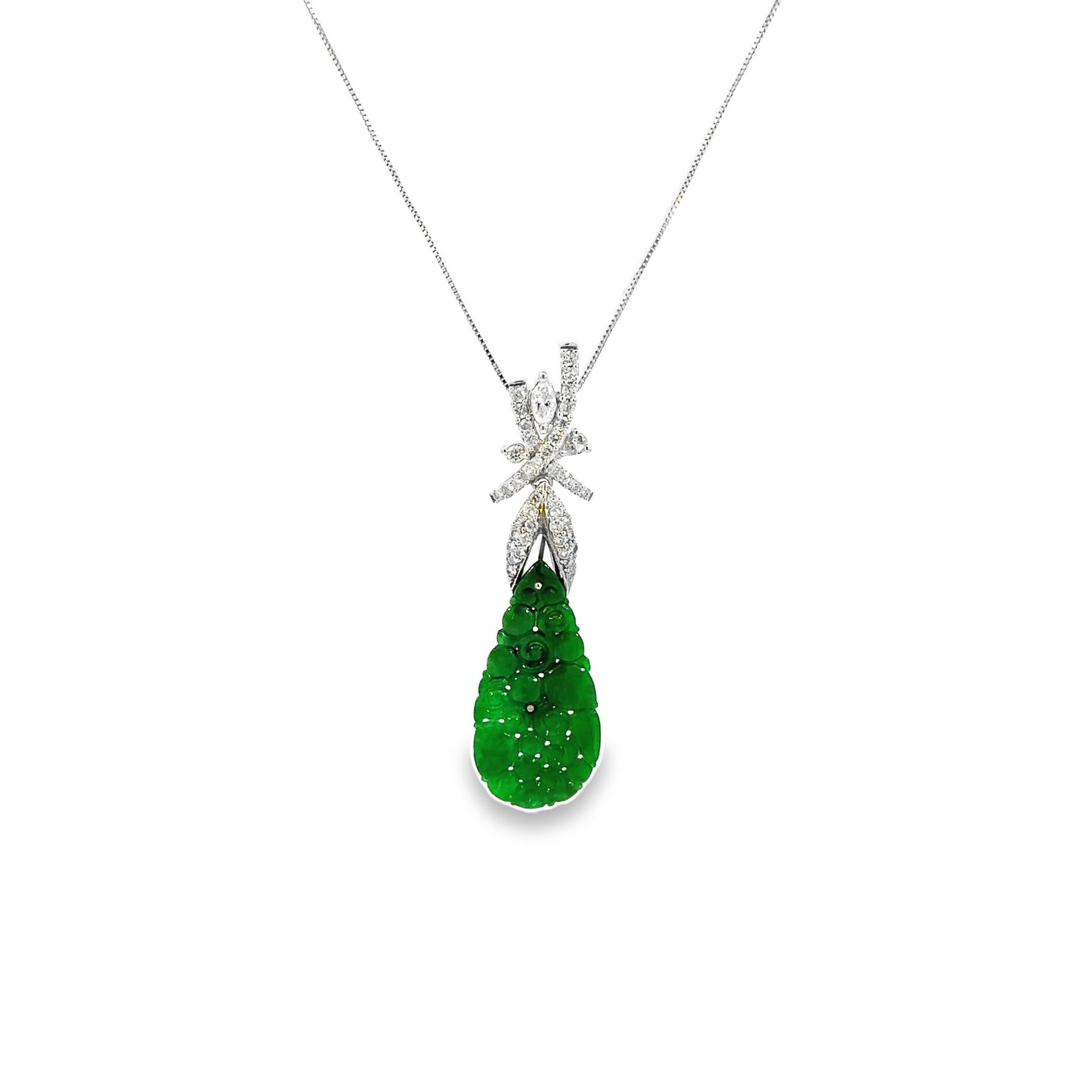Article #8156

Collier pendentif en jadeite de qualité A pour femme, serti dans un pendentif en or blanc 14 carats avec de nombreux diamants ronds de taille brillant de couleur proche. 
Certificat : GIA

Métal précieux : Pendentif en or blanc