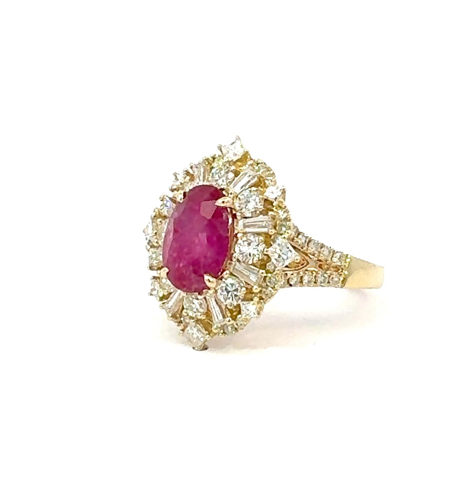 Artikel # 8182
14K Damen Ring mit 3,07ct Oval Form Burmese Ruby und 2,24 ct Diamanten. Ein purpurroter loser Stein im Brillant- und Stufenschliff. Keine Anzeichen für eine Erwärmung. Vierzehn Karat (14K) Gelbgold natürlichen burmesischen Rubin