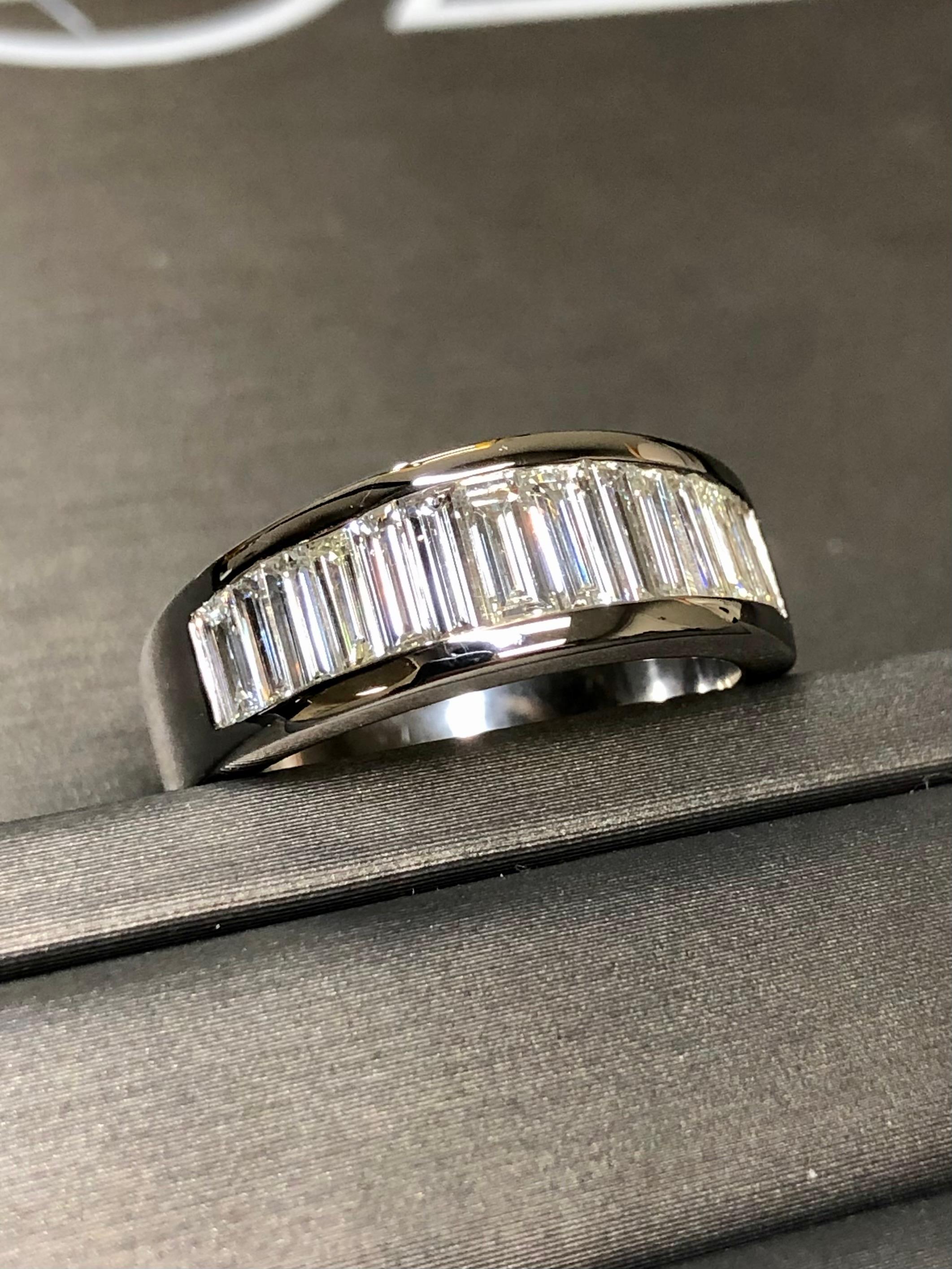 Ein beeindruckendes Band aus 14K Weißgold, besetzt mit ca. 2,40cttw übergroßen Baguette-Diamanten der Farbe G-I und der Reinheit Vs1-2. Die Steine bewegen sich zwischen .15ct und .25ct.


Abmessungen/Gewicht:

Das Band misst unten 5,4 mm und oben