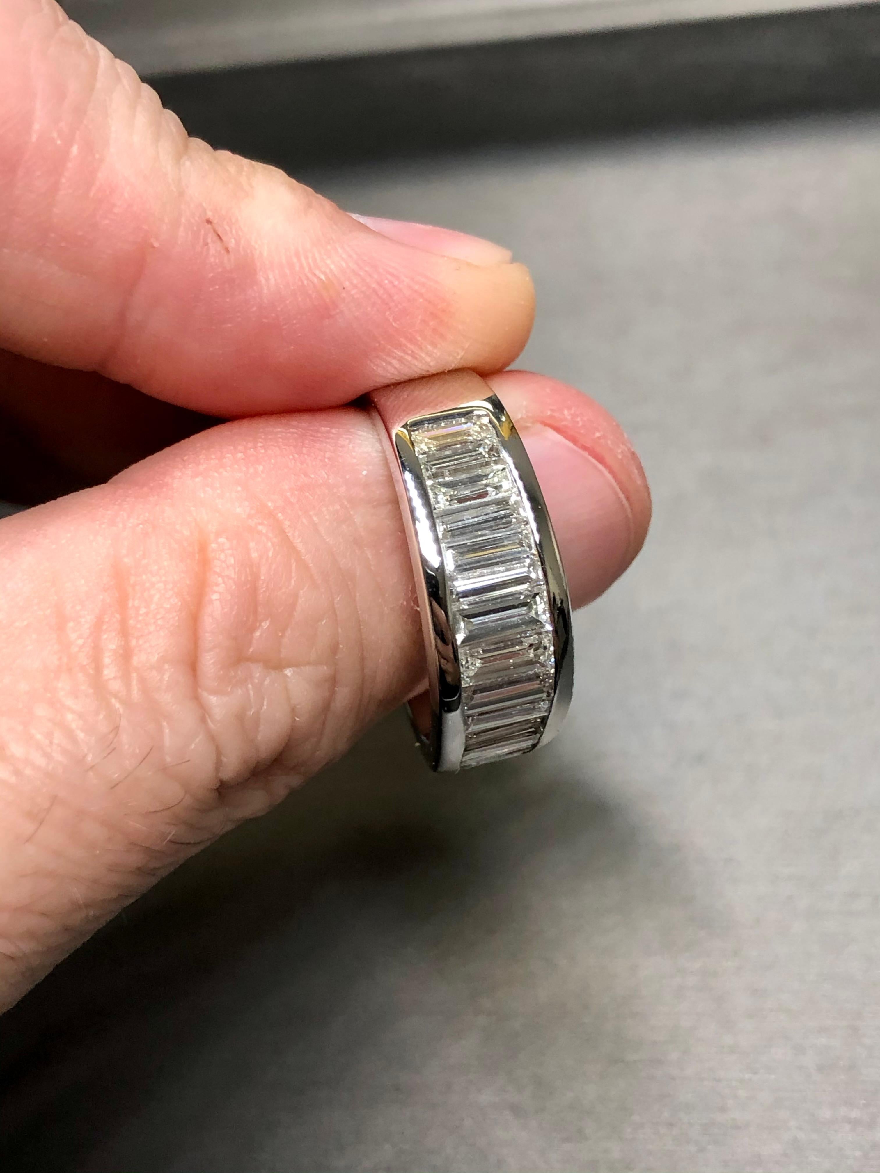 14K große Baguette-Kanal Diamant halbe Ewigkeit Herrenband Ring 2,40ctw Sz 10,5 im Zustand „Gut“ in Winter Springs, FL