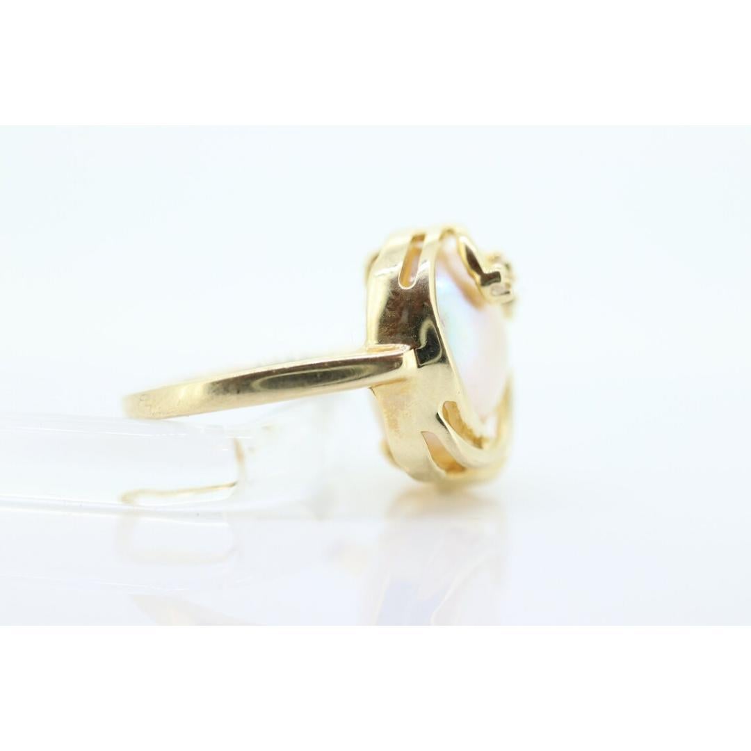 Vintage By
Größe: 5 1/2 US
MATERIALIEN: Gold

Edelstein: Perle

Schöner Mabe Perlen- und Diamantring.

Zeigt kleine Kratzer im Einklang mit leichten Verschleiß.

Einzelheiten:
5,2 Gramm Gesamtgewicht
Größe5.5
Perlen haben mehrschichtigen Glanz
13mm
