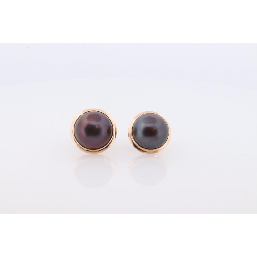 Vintage from the 1950s
Materials: Gold
Gemstone: Pearl

Location: Earlobe

Beautiful Mabe Pearl earrings with a 14k Setting. Non Pierced Omega Clip Design. Pre 1960s.


Pearls are 13mm in diameter. Hallmarked 14k. Tests as 14k