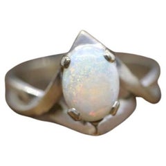 Anillo en garras con solitario de ópalo grande de 14 quilates. Banda solitaria Bypass de ópalo.
