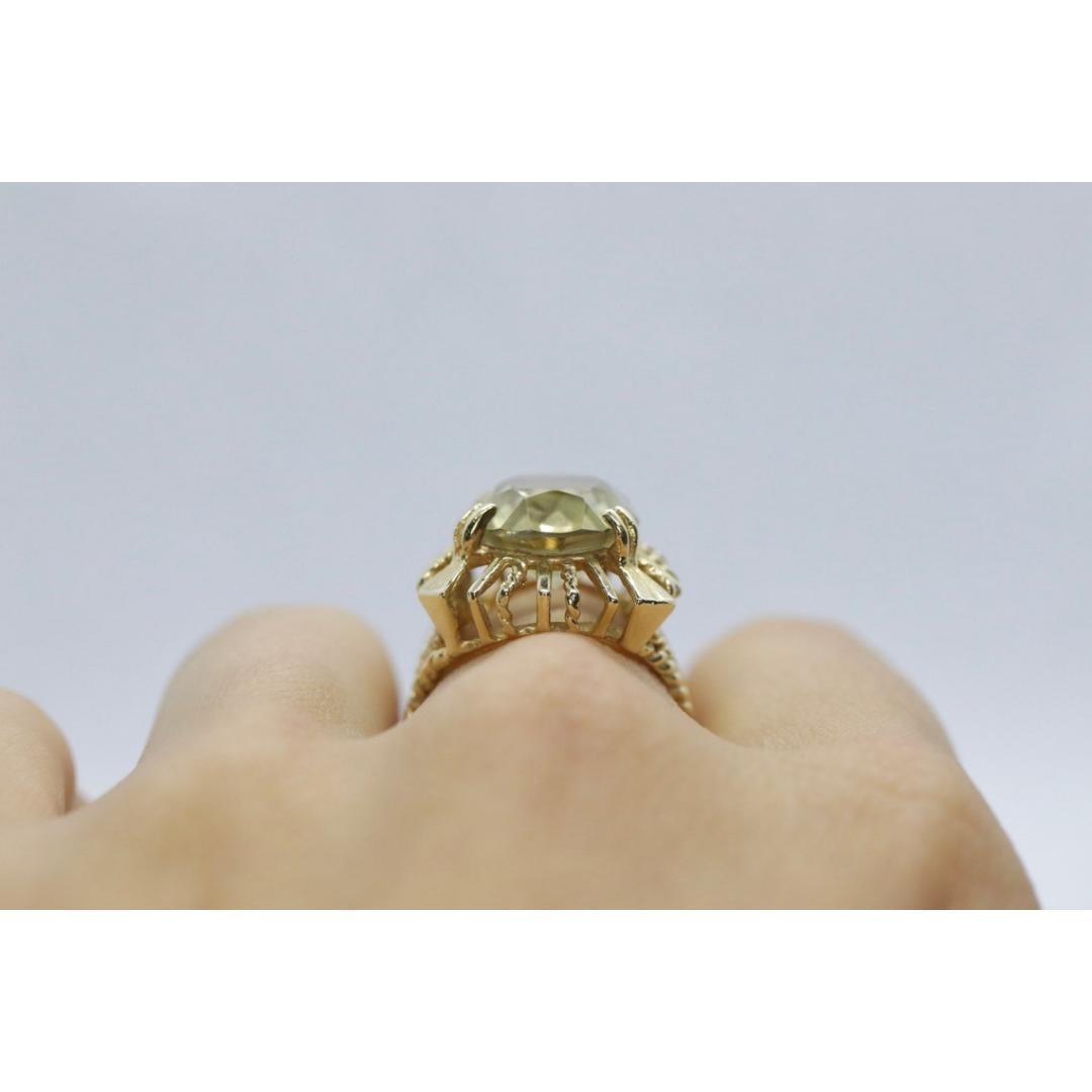 Women's 14k Large Oval GREEN Amethyst ring. 14k Large Light Green Amethyst Cocktail For Sale