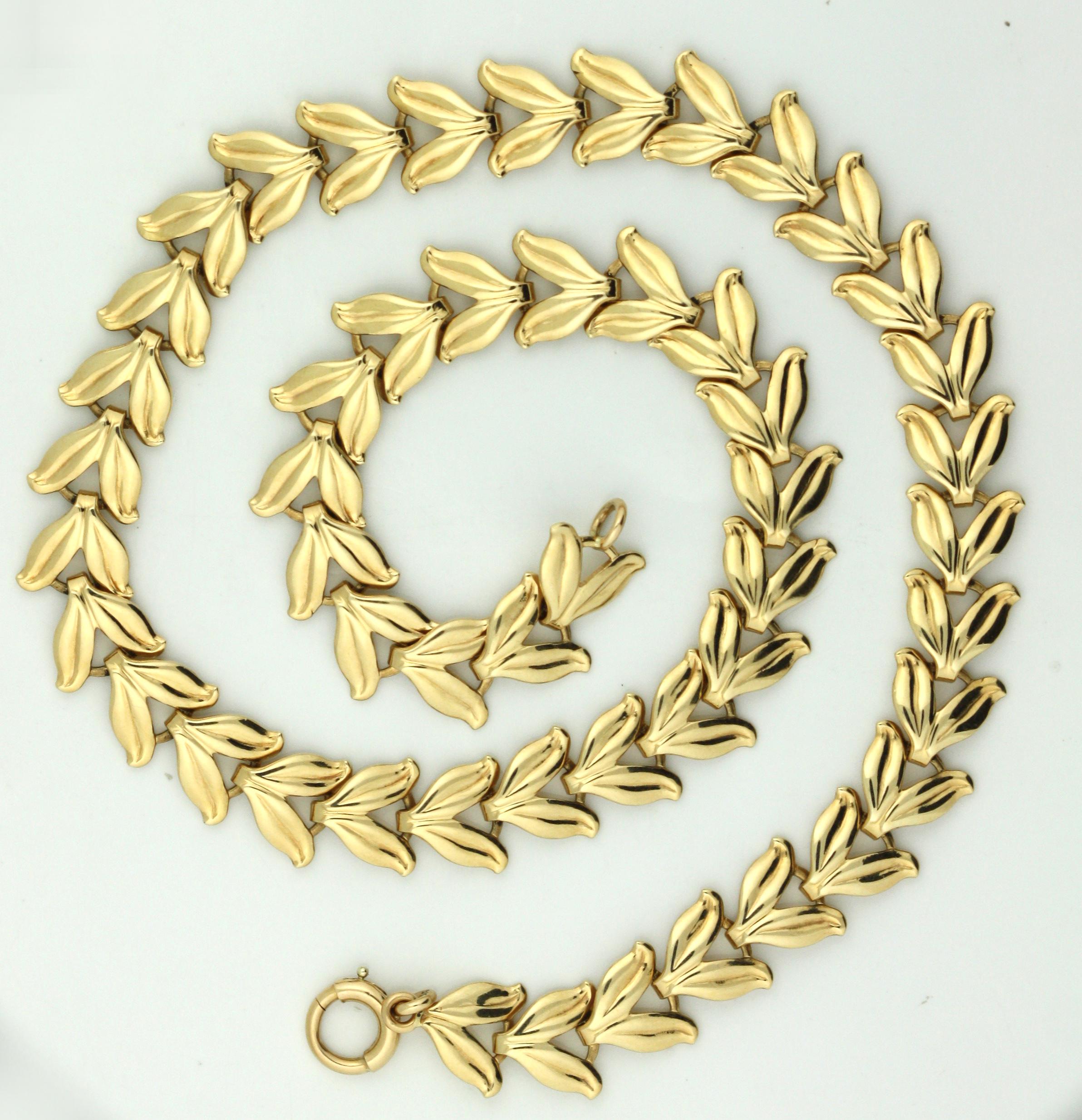 Leaf Design 14K Gold Choker Necklace In Excellent Condition For Sale In Lake Worth, FL