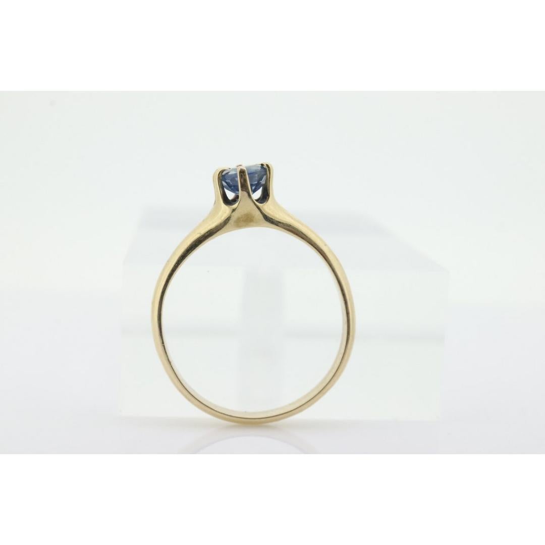 Anillo Solitario de Topacio Azul de 14k de Londres. Oro amarillo de 14 quilates Topacio azul redondo Victoriano en Bueno estado para la venta en Port Charlotte, FL