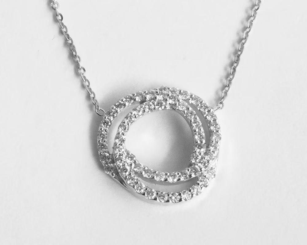 Moderne Collier pendentif diamant en or 14k avec nud d'amour Collier d'amour en diamant en vente