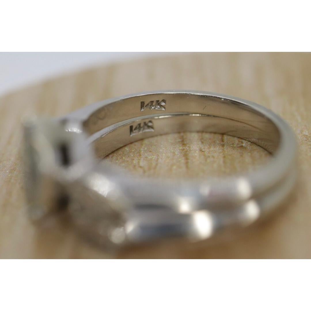 Vintage By d'avant 2000
Taille : 5 1/4 US
MATERIAL : Or
Pierre précieuse : Diamant
Couleur de la pierre : Incolore

Couleur du bracelet : Whiting

Superbe ensemble de mariage. Faites-vous plaisir. Un seul diamant Marquise serti dans de l'or blanc