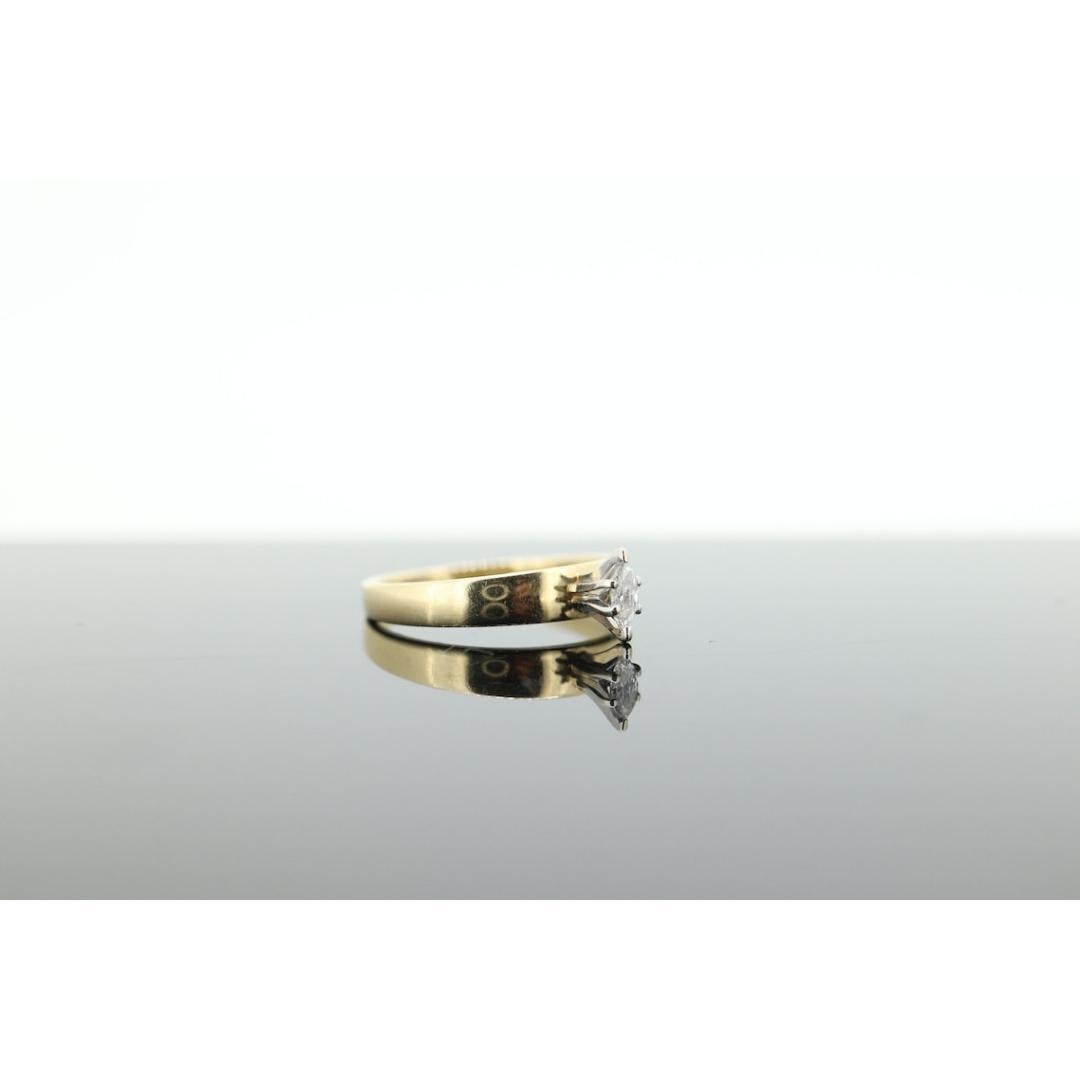 Vintage By aus den 1990er Jahren
MATERIALIEN: Roségold
Edelstein: Diamant
Edelsteinfarbe: Farblos
Bandfarbe: Gelb

Stil: Art Nouveau

Kleiner Verlobungsring. Marquise Diamant-Solitär in Zackenfassung.

Zustand: Band hat kleine Kratzer. Wurde nicht