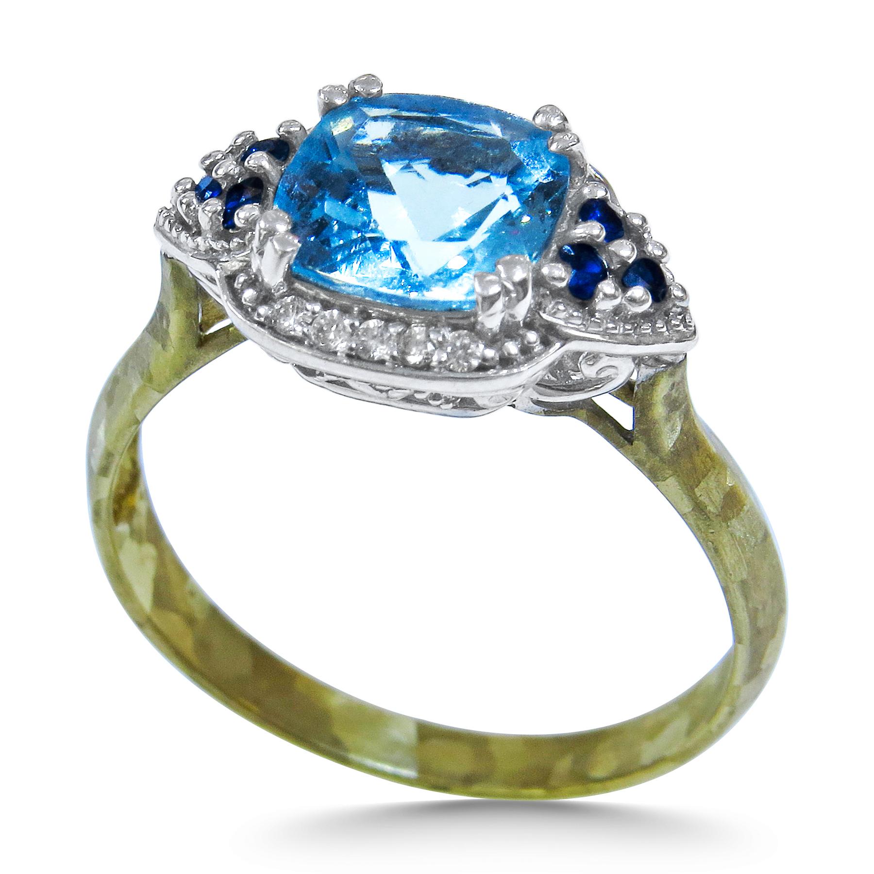 14k Men Stone Blue Topaz & Diamond Ladies Ring.  In Excellent Condition For Sale In Jackson Heights, NY