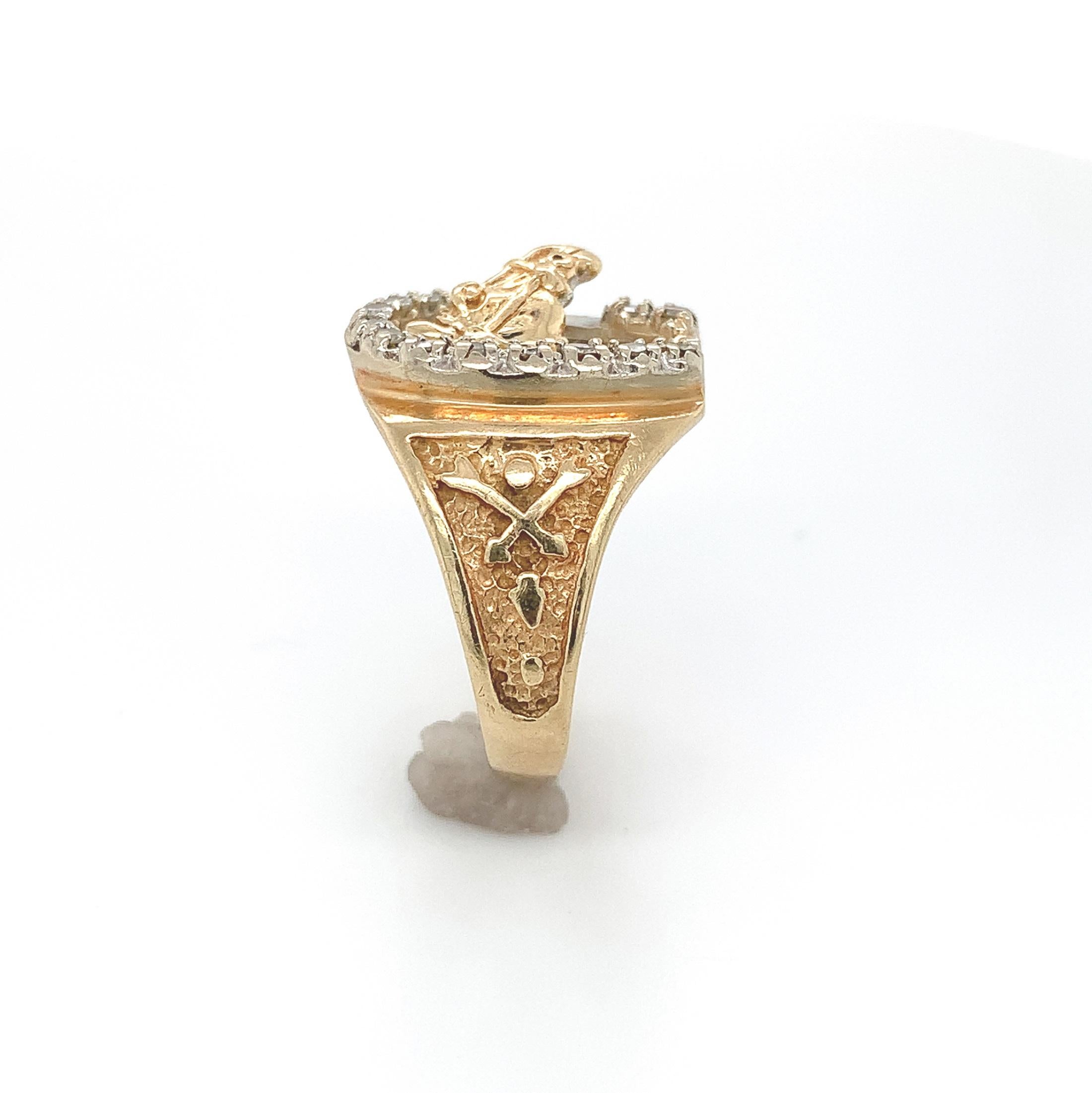 Vintage 14K Gelbgold Herrenring mit einem Pferdekopf und Diamant verziert Hufeisen. Das Hufeisen hat eine Reihe von 14 runden Diamanten mit einem Gesamtgewicht von etwa 1/4 Karat. Die Größe der Diamanten reicht von etwa 1,5 bis 2 mm. Auf beiden