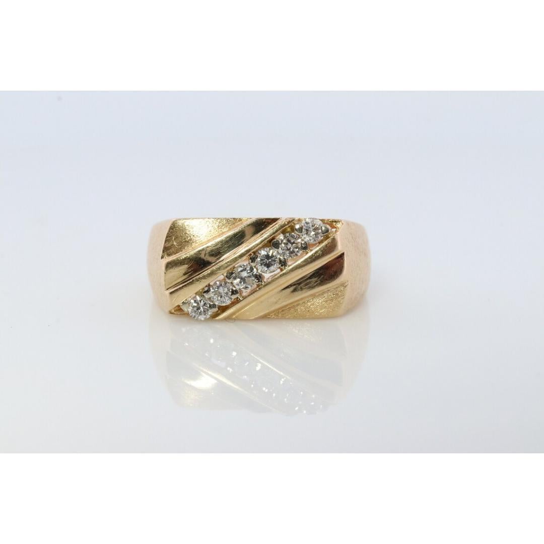 14k Mens Diamond Signet Ring. 14k Diagonal Diamond bar channel ring. Flat Top In Good Condition For Sale In Port Charlotte, FL