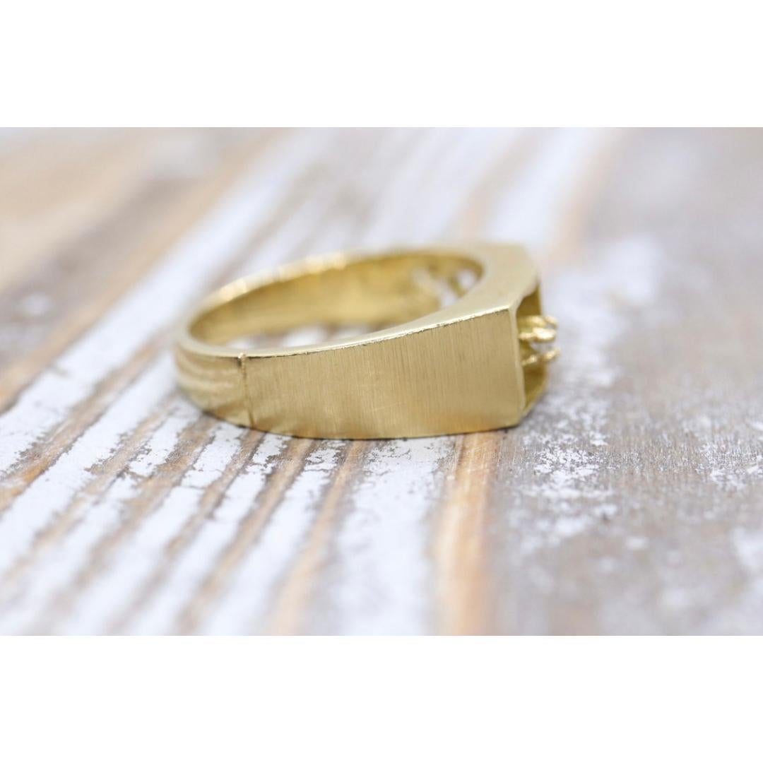 De los hombres Anillo solitario de diamantes para hombre de 14k. Diamante pesado engastado en pepita de oro