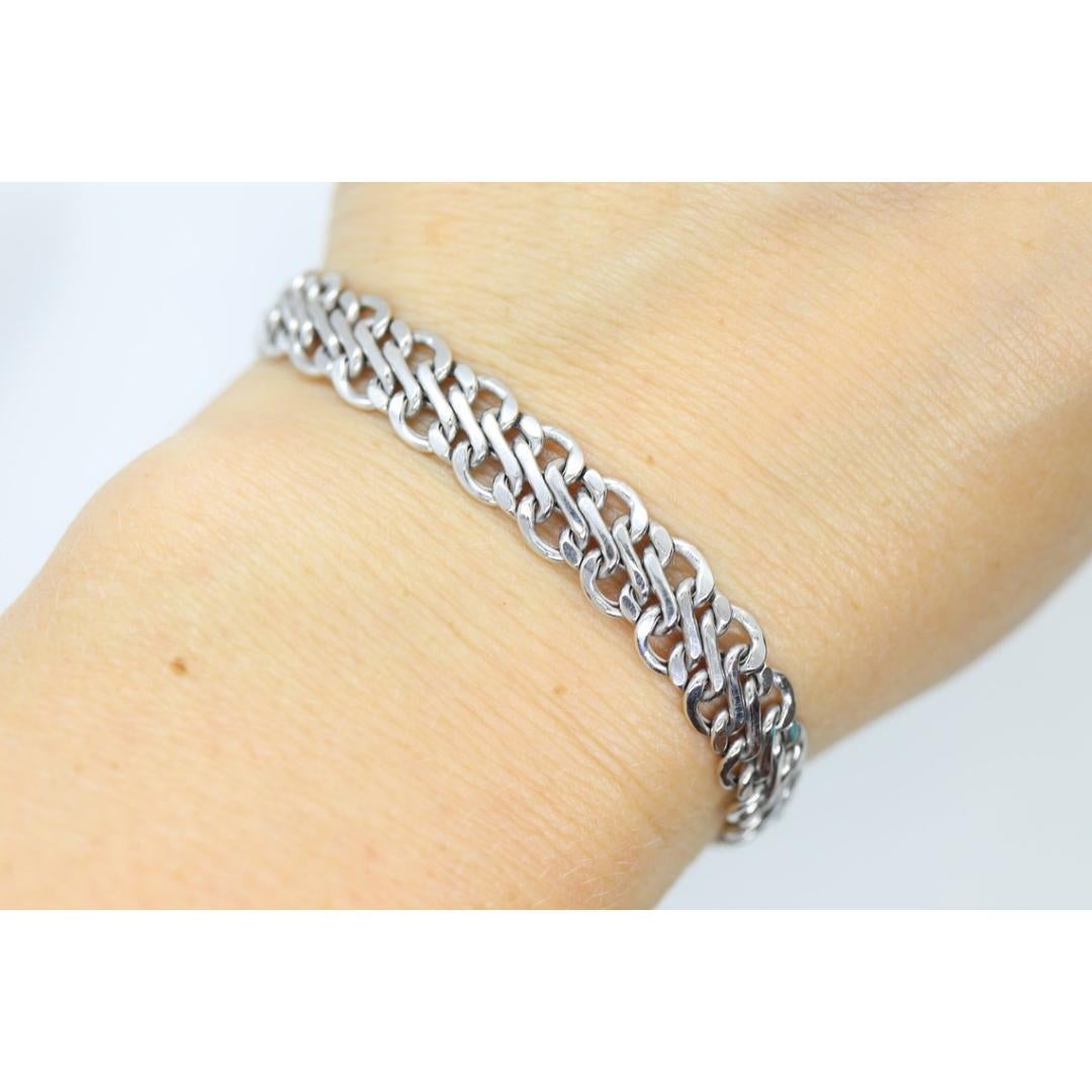 Vintage By
MATERIALIEN: Gold
Stil der Kette: Spezialisierte Ketten

Verschluss: Karabinerhaken

Schönes einfaches Armband für jeden Tag tragen. Hergestellt von Milor 14k Weißgold. Entsprechend gepunzt und markiert.

Zustand: Keine sichtbaren