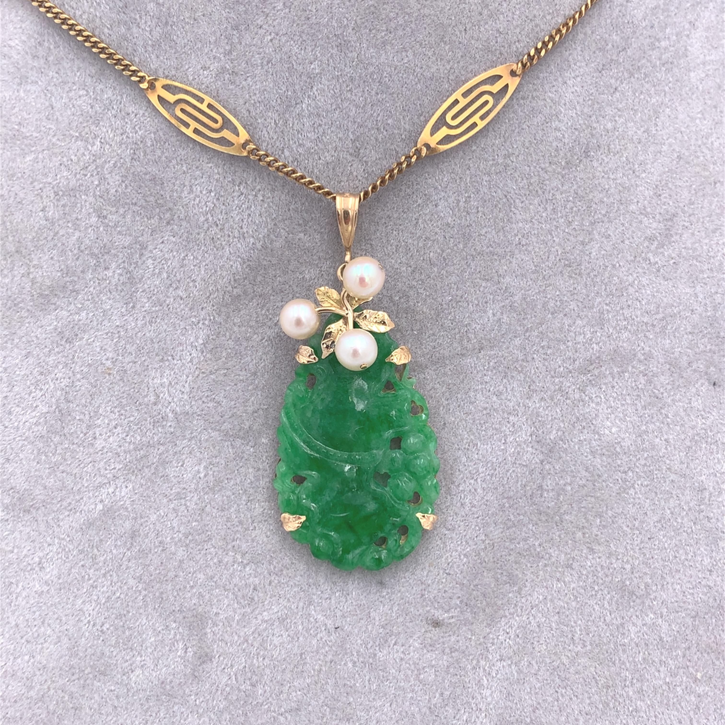Collana con ciondolo di giada e perle di Ming Ming intagliato a 14 carati con rapporto GIA in vendita 1