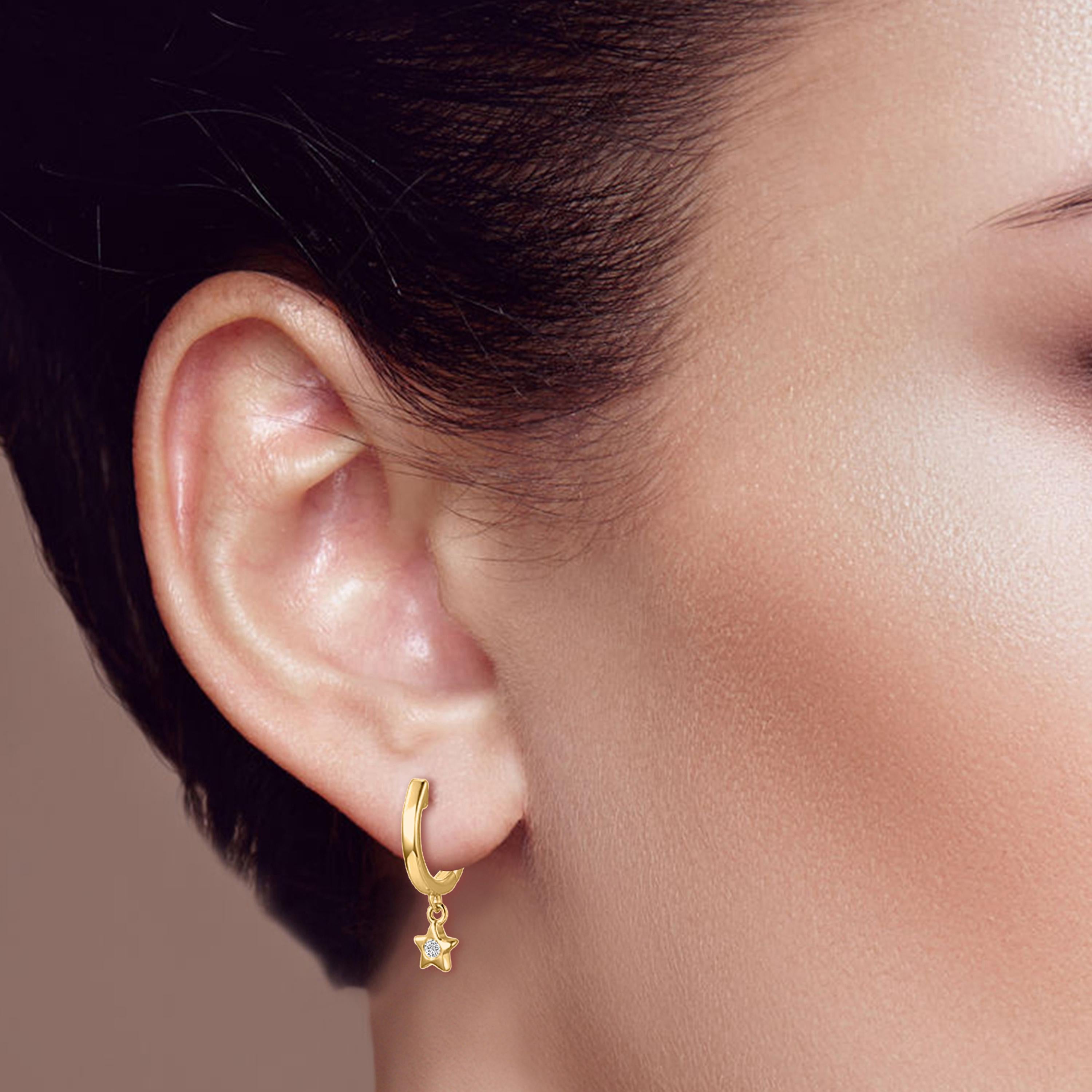 Adalyn's Diamond Star Huggie Earrings In New Condition For Sale In Los Angeles, CA