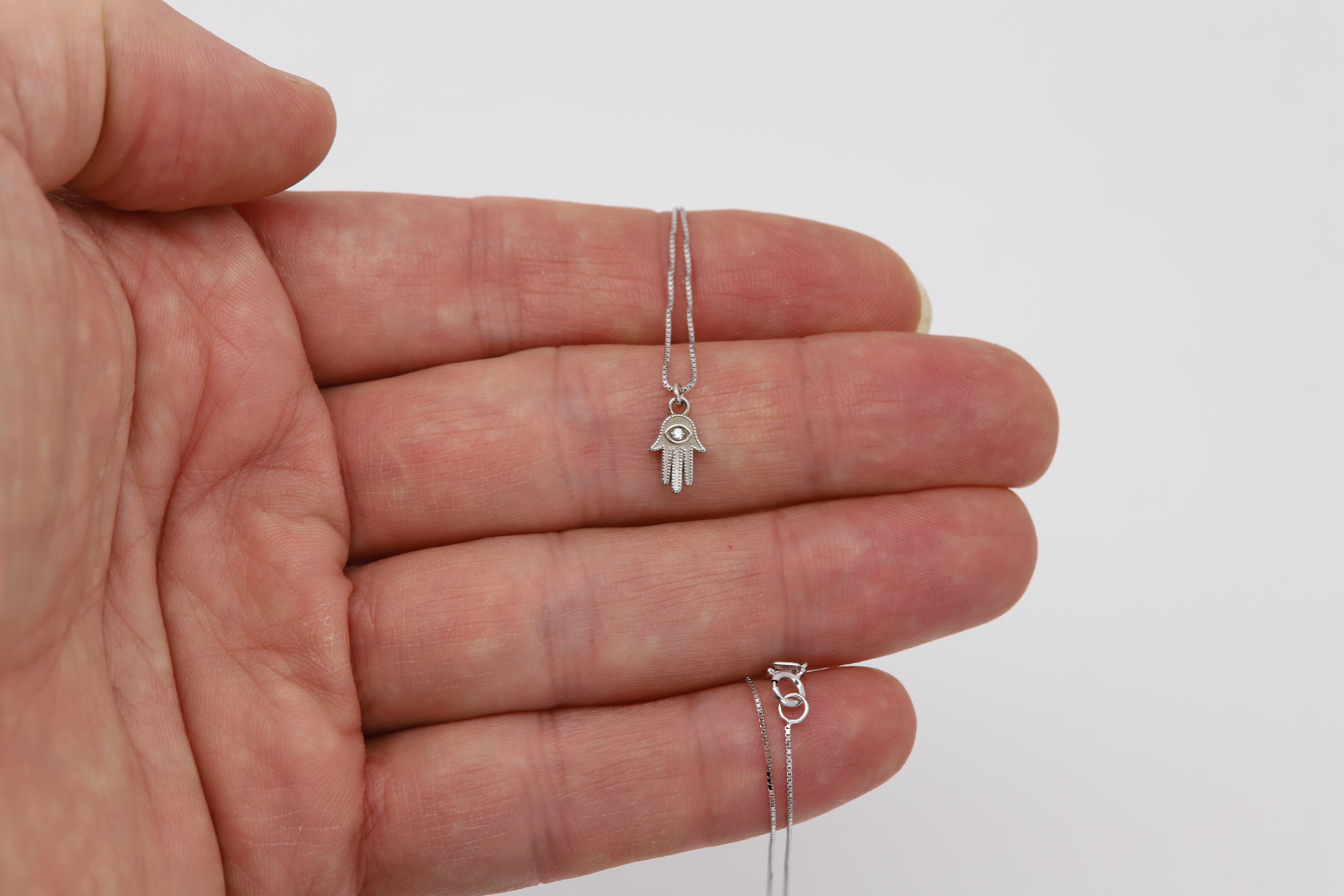 Taglio rotondo Mini Hamsa Evil Eye 14k in oro bianco e diamanti occhio molto piccolo Hamsa Hand Eye in vendita