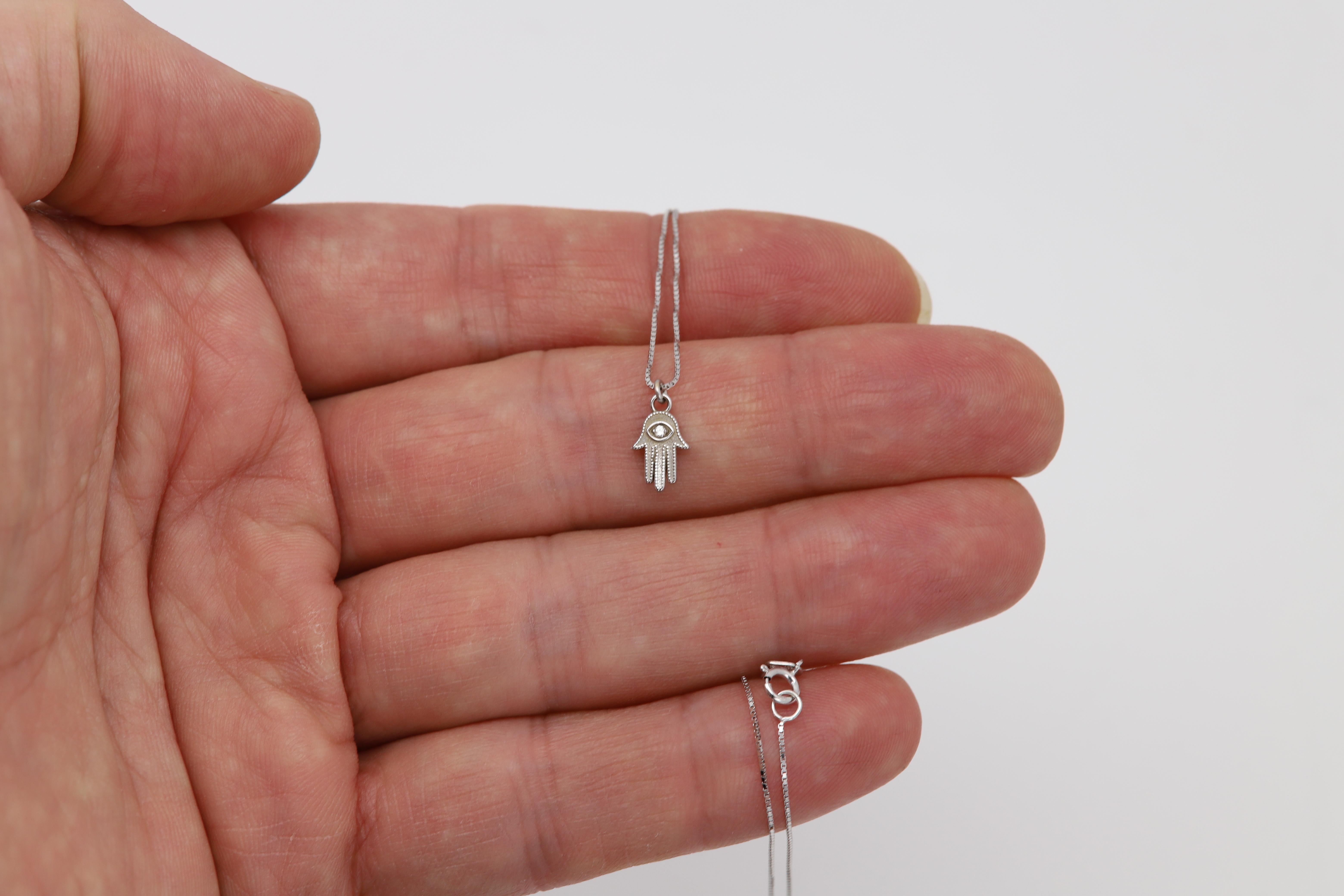 Mini Hamsa Evil Eye 14k in oro bianco e diamanti occhio molto piccolo Hamsa Hand Eye In condizioni Nuovo in vendita a Brooklyn, NY