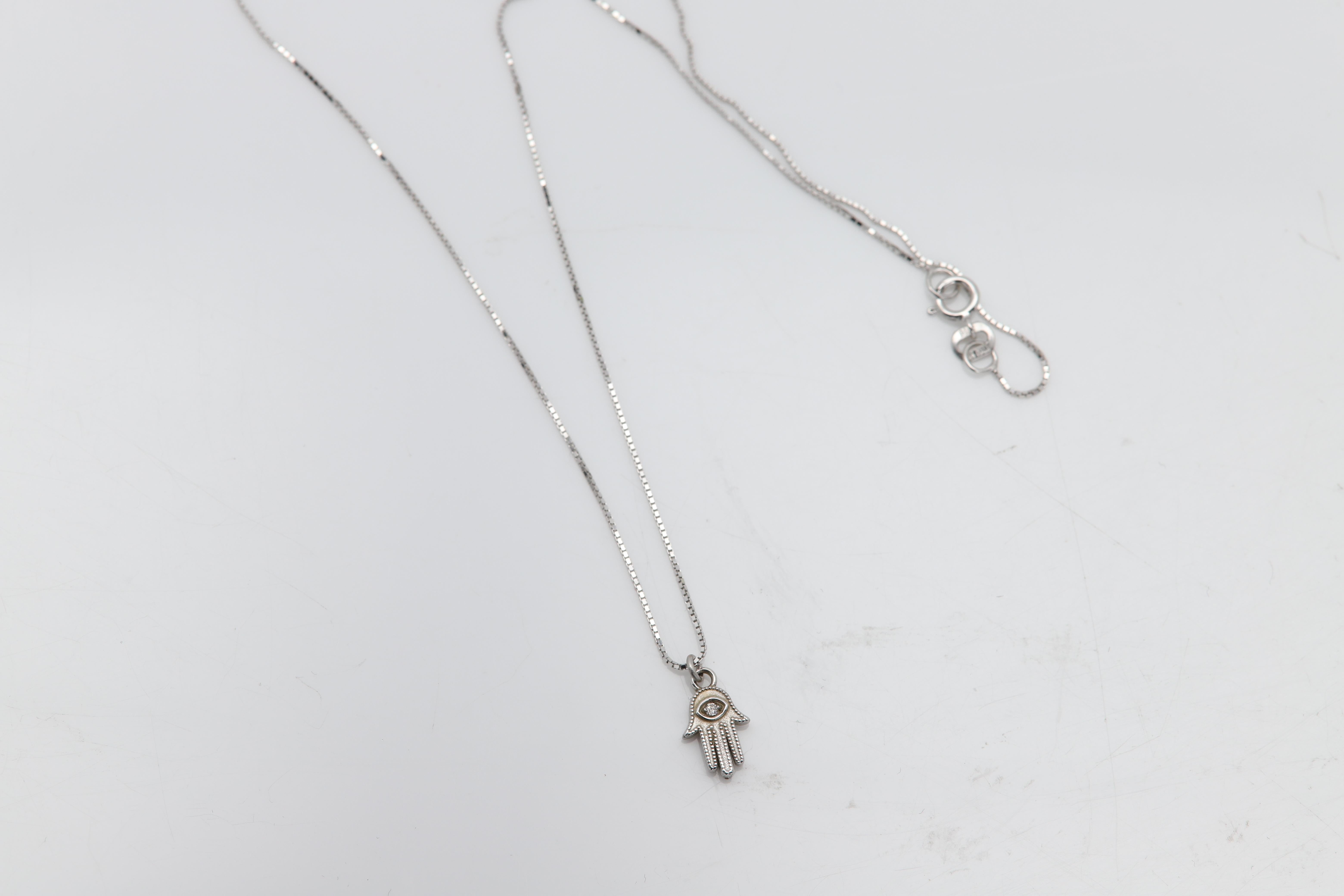 Donna Mini Hamsa Evil Eye 14k in oro bianco e diamanti occhio molto piccolo Hamsa Hand Eye in vendita