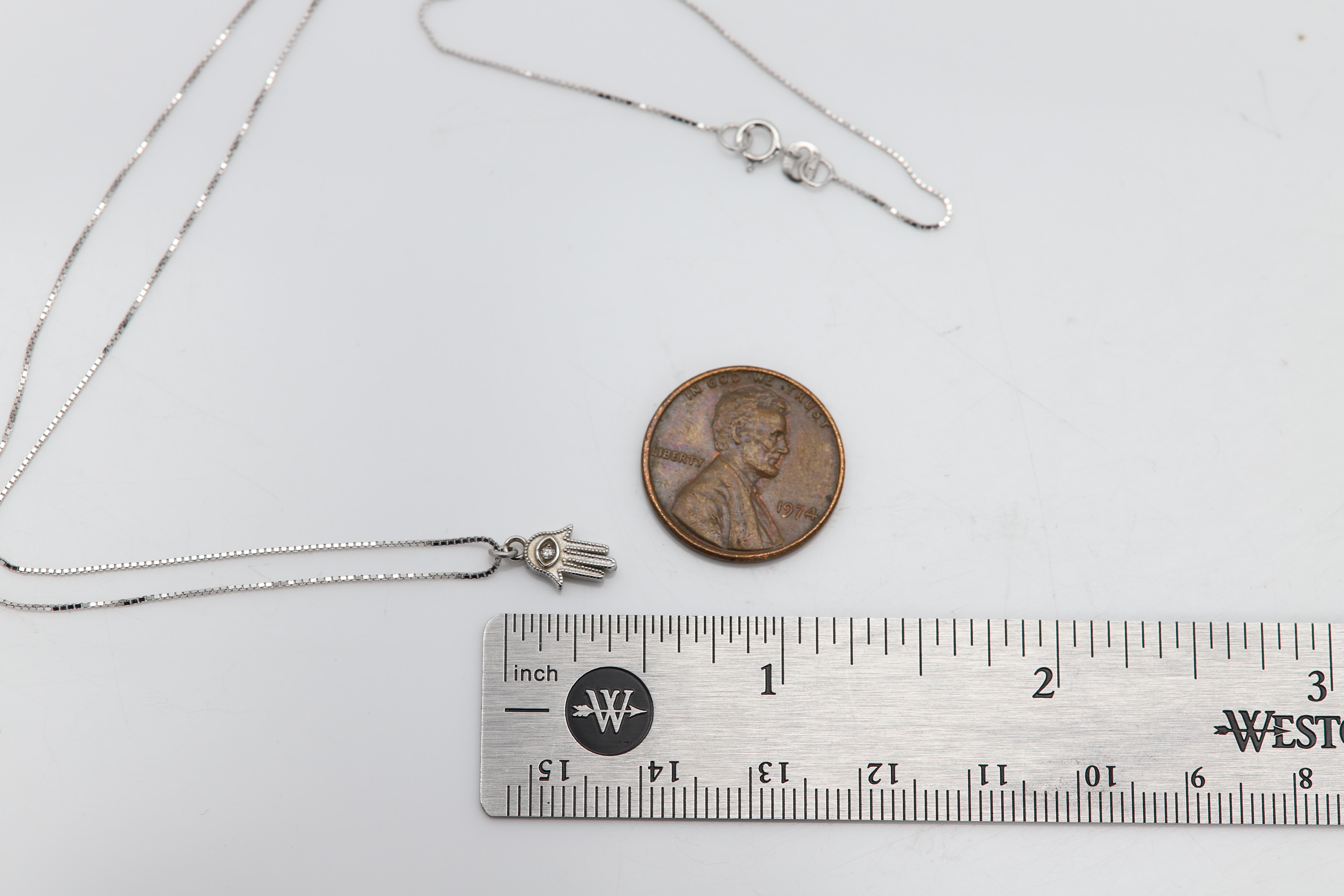 Mini Hamsa Evil Eye 14k in oro bianco e diamanti occhio molto piccolo Hamsa Hand Eye in vendita 1