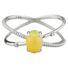Anello in oro 14k con opale e diamanti.