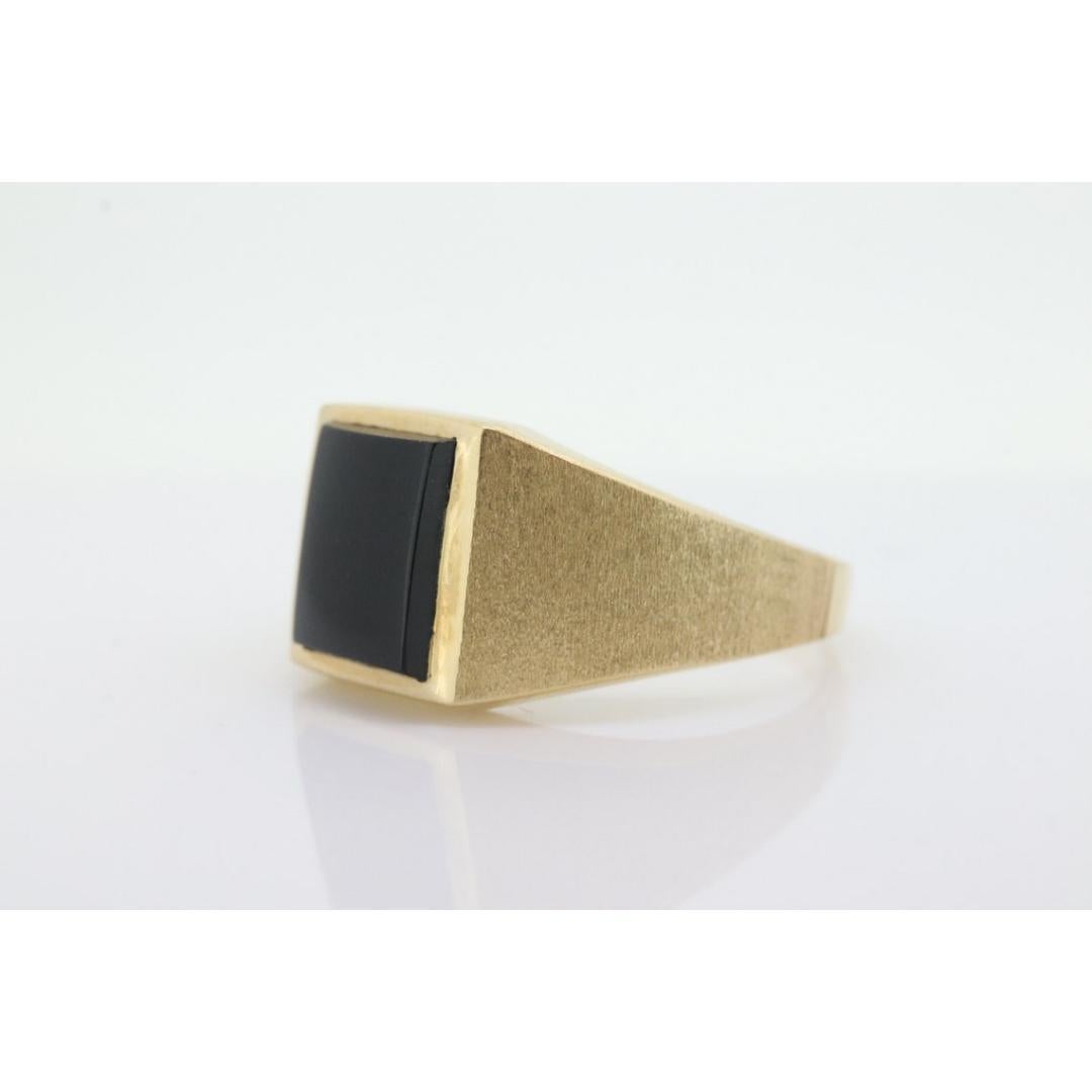 Vintage By aus den 1960er Jahren
Größe: 12 US
MATERIALIEN: Gold
Edelstein: Onyx
Farbe des Edelsteins: Schwarz

Bandfarbe: Gold

Dies ist ein einzigartiger Ring. Eignet sich hervorragend für Männer. Modernes schlankes Design mit Onyx-Lünette.