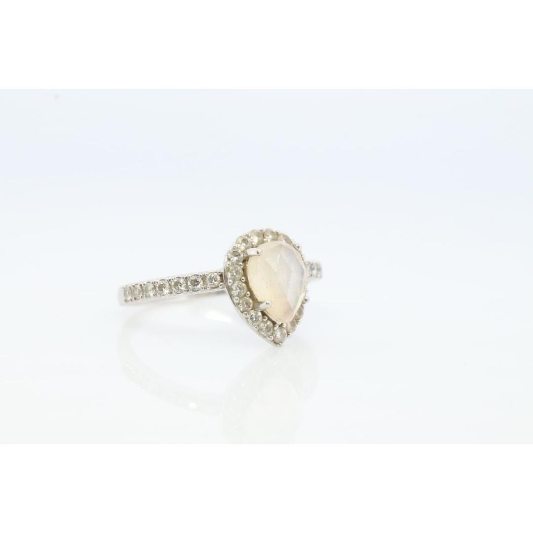 Vintage degli anni '20
Taglia: 6 US
Materiali: Oro
Pietra preziosa: Pietra di luna
Colore della banda: oro

Stile: Vittoriano

Incredibile MOONSTONE. Cabochon a pera incastonato in un'aureola di diamanti.

Condit: Mostra pochi o nessun segno di