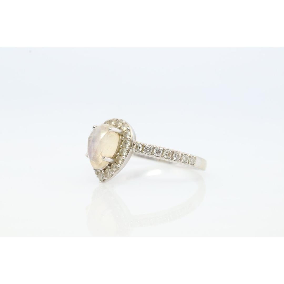Anello aureola con pietra di luna e diamante 14k. Pietra di luna arcobaleno a pera con diamanti incastonati. In condizioni buone in vendita a Port Charlotte, FL