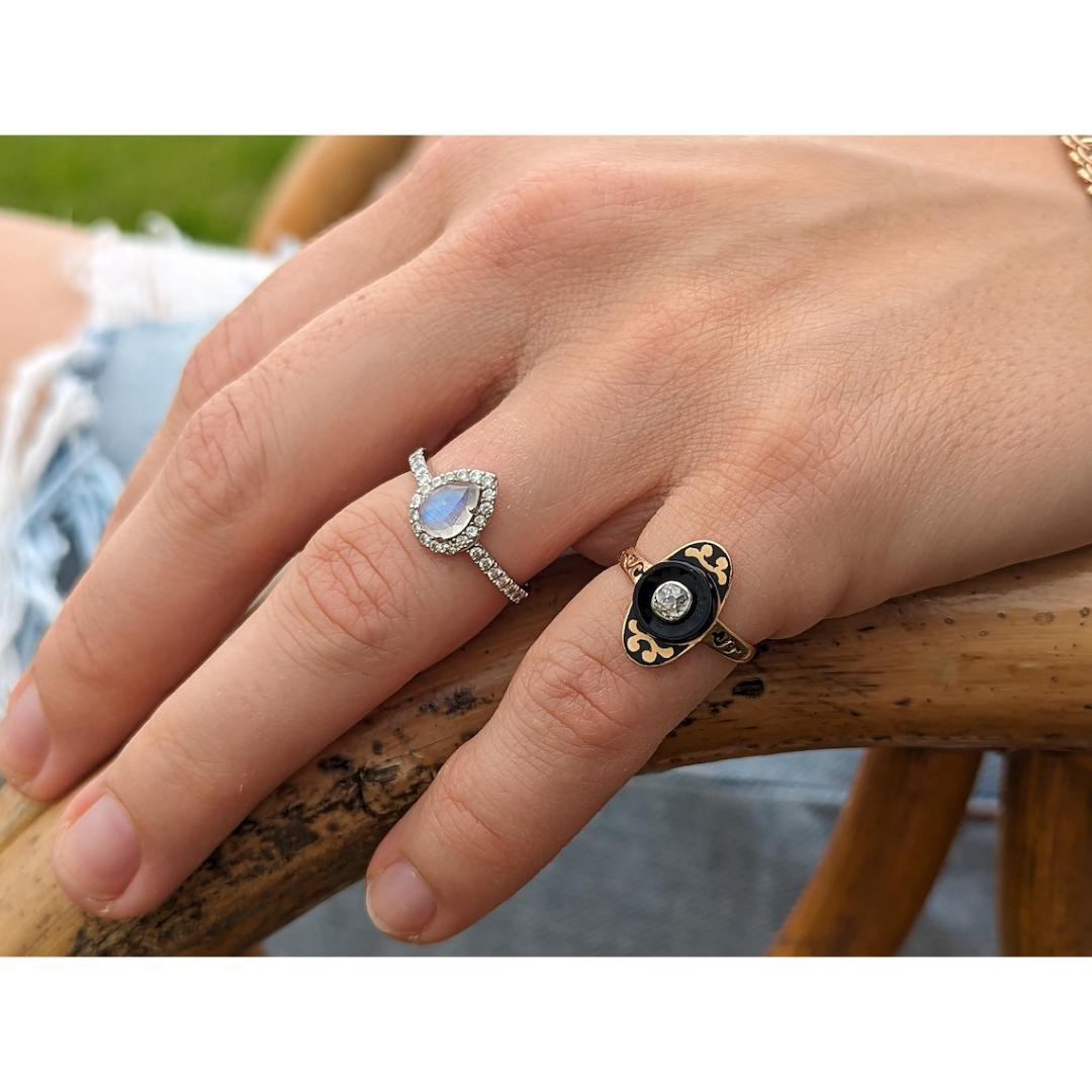 Anello aureola con pietra di luna e diamante 14k. Pietra di luna arcobaleno a pera con diamanti incastonati. in vendita 1
