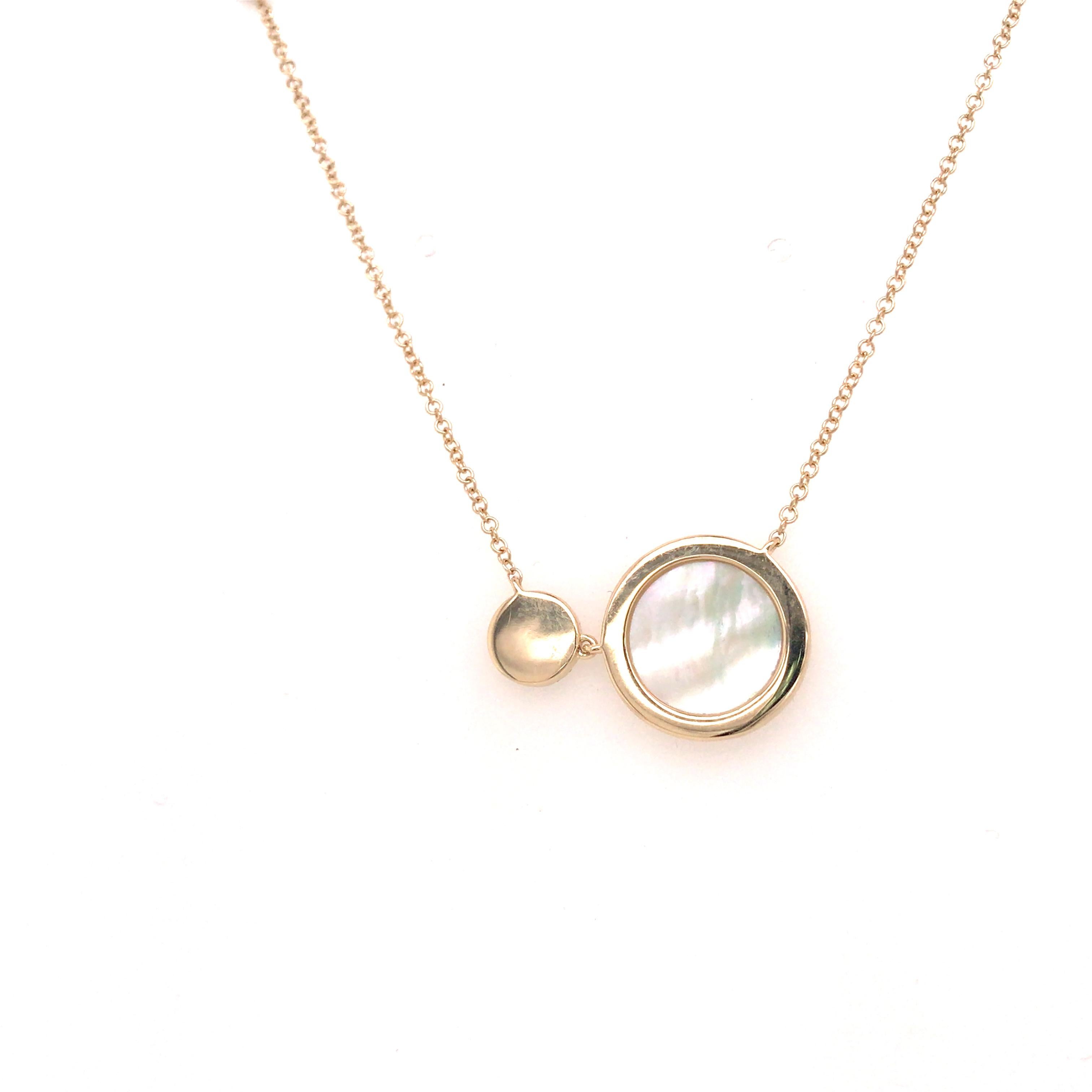 14K Mother of Pearl and Diamond Necklace in Yellow Gold For Sale 2