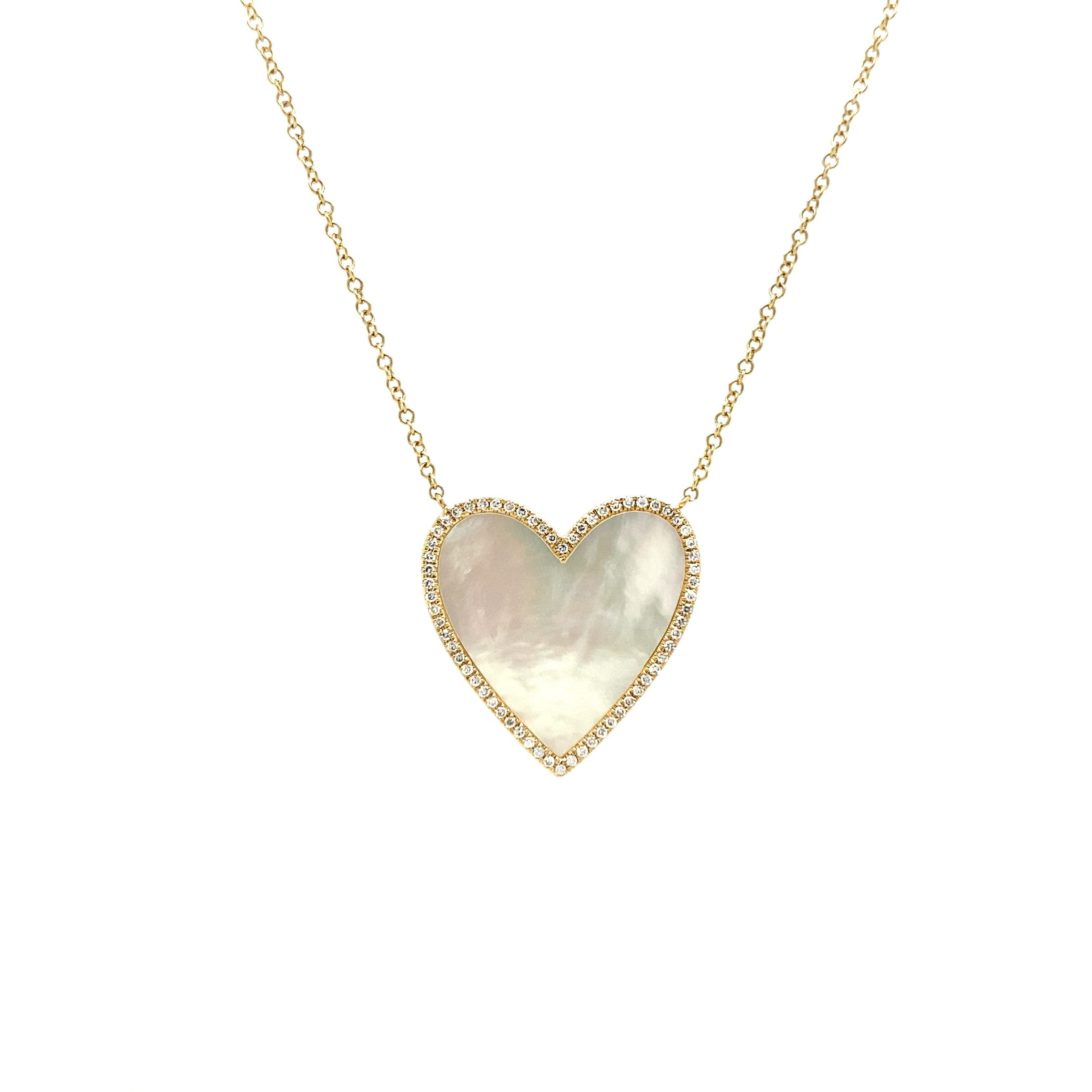 Perlmutt-Diamant-Herz-Anhänger-Halskette in 14K Gelbgold.  (1) Herzförmiges Perlmutt mit einem Gewicht von 3,13 Karat und (64) runde Diamanten im Brillantschliff mit einem Gesamtgewicht von 0,17 Karat, Farbe G-H und Reinheit VS-SI sind fachmännisch